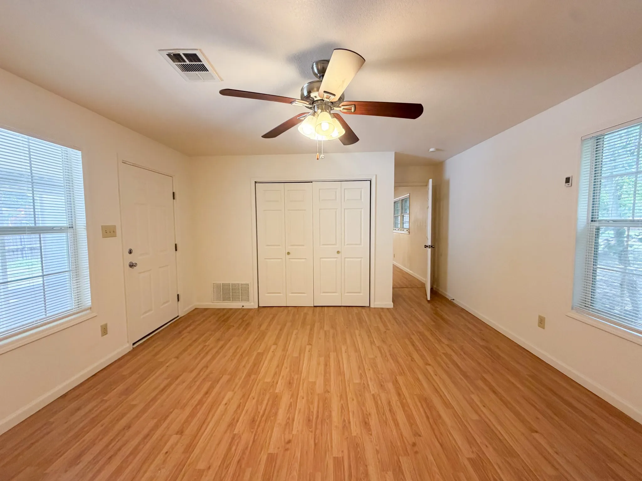 Single Family Residence For Rent in Ellis County , 1005 S Carlton Street, Ennis, Texas 75119, 3 Bedroom, 2 Bathroom, Garage spaces, 1,175 Sqft, built in 1957, mls#21322367, Real Estate Agent in Ennis, Homes For Rent in Ellis county, Homes For Rent in Ennis, Realtor in Ennis Texas, Real Estate Brokerage Independent Realty Texas, Luminita Cordes Realtor
