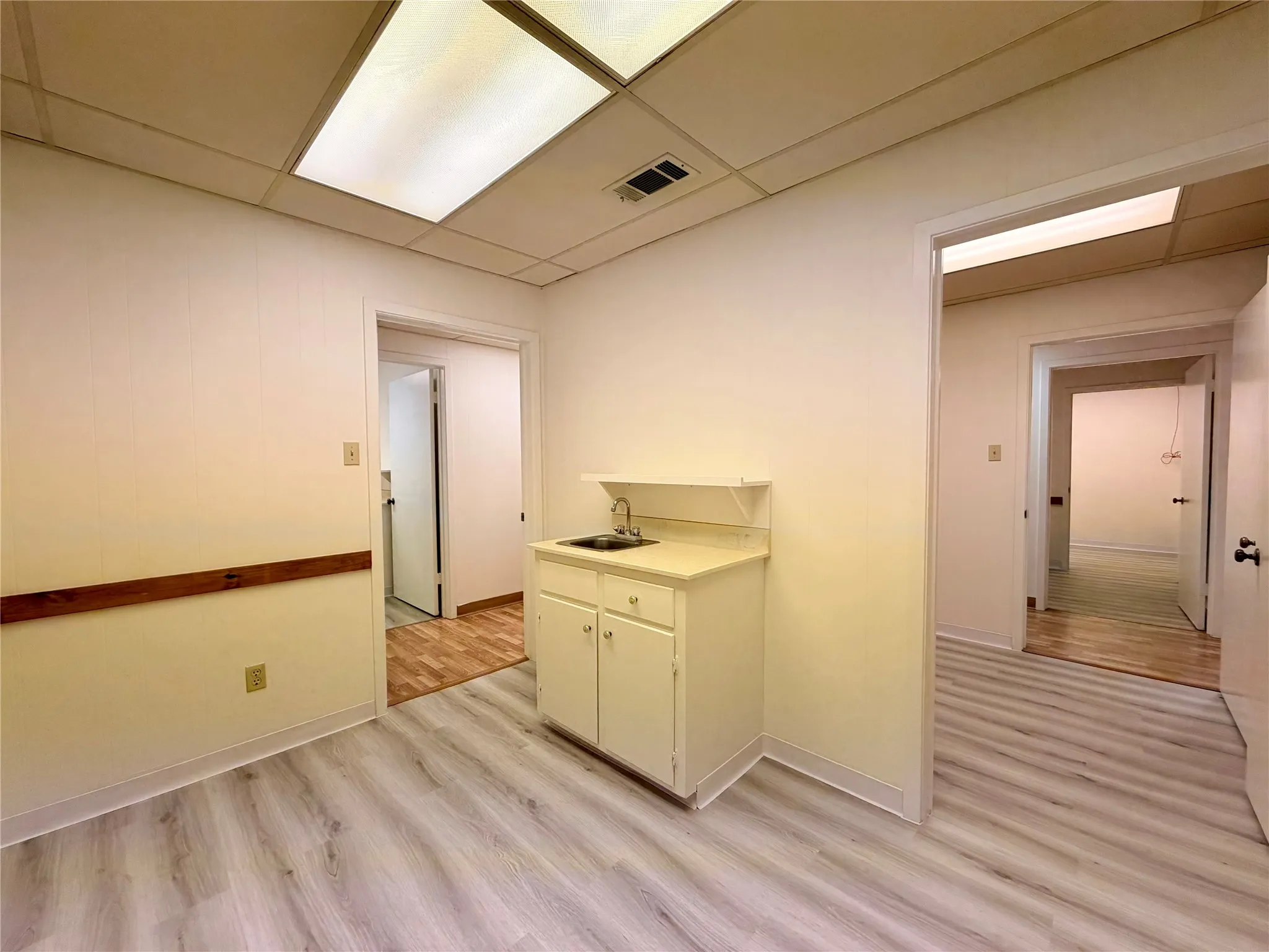 Office For Rent in Henderson County , 606 S SEVEN POINTS Boulevard 7, Seven Points, Texas 75143, 0, 0, Garage spaces, 0 Sqft, built in 0, mls#21322377, Real Estate Agent in Seven Points, Homes For Rent in Henderson county, Homes For Rent in Seven Points, Realtor in Seven Points Texas, Real Estate Brokerage Independent Realty Texas, Luminita Cordes Realtor