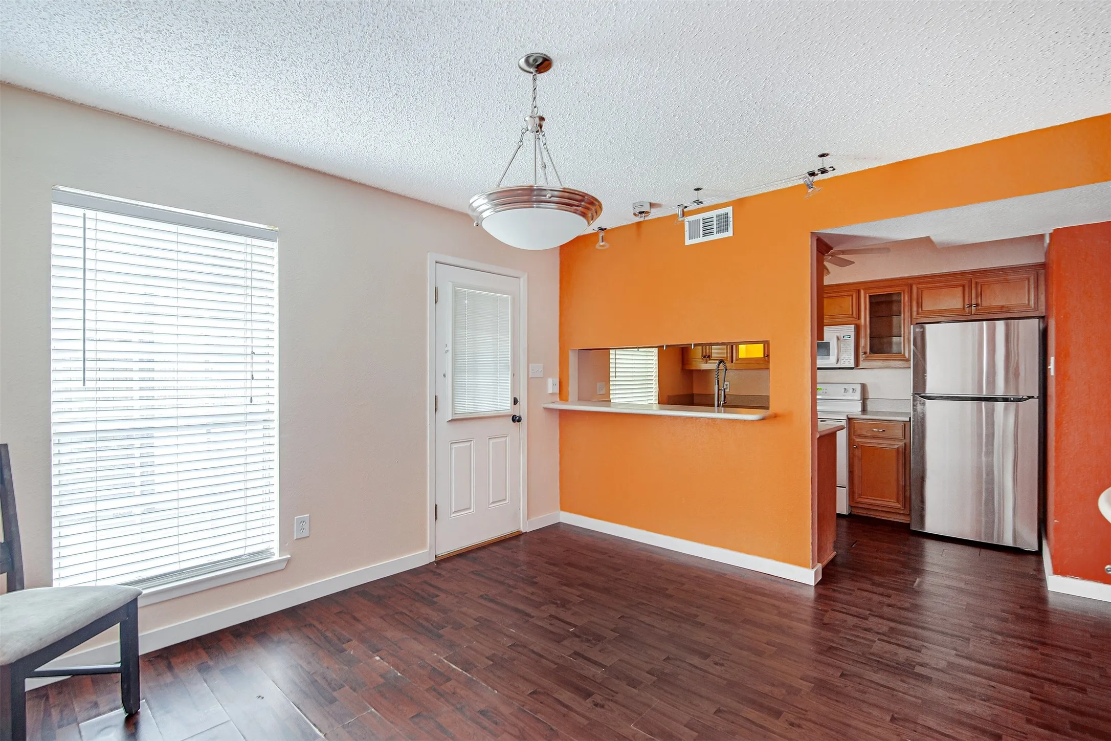 Townhouse For Rent in Tarrant County , 601 St Charles Drive, Arlington, Texas 76013, 2 Bedroom, 3 Bathroom, Garage spaces, 1,320 Sqft, built in 1974, mls#21322380, Real Estate Agent in Arlington, Homes For Rent in Tarrant county, Homes For Rent in Arlington, Realtor in Arlington Texas, Real Estate Brokerage Independent Realty Texas, Luminita Cordes Realtor