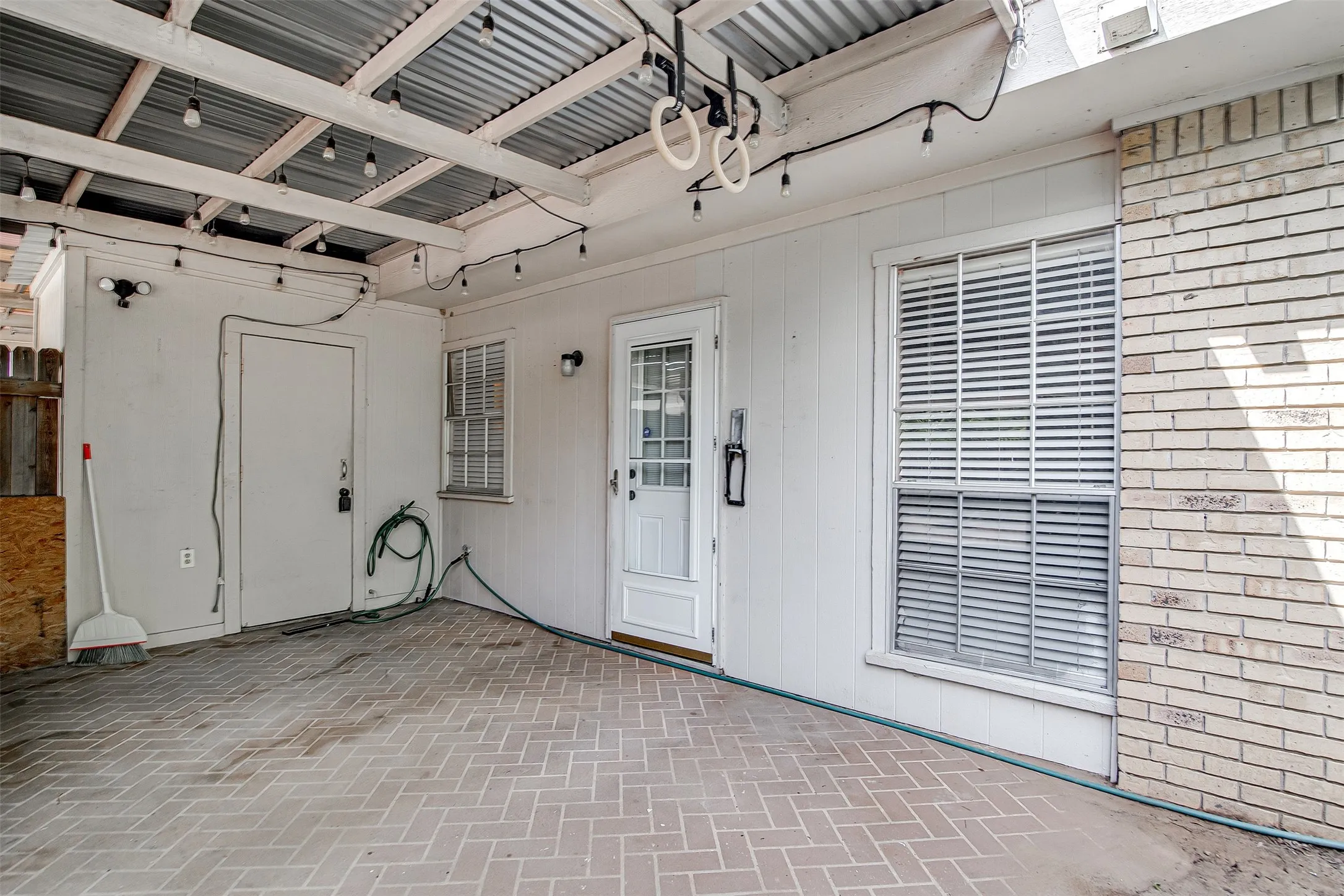 Townhouse For Rent in Tarrant County , 601 St Charles Drive, Arlington, Texas 76013, 2 Bedroom, 3 Bathroom, Garage spaces, 1,320 Sqft, built in 1974, mls#21322380, Real Estate Agent in Arlington, Homes For Rent in Tarrant county, Homes For Rent in Arlington, Realtor in Arlington Texas, Real Estate Brokerage Independent Realty Texas, Luminita Cordes Realtor
