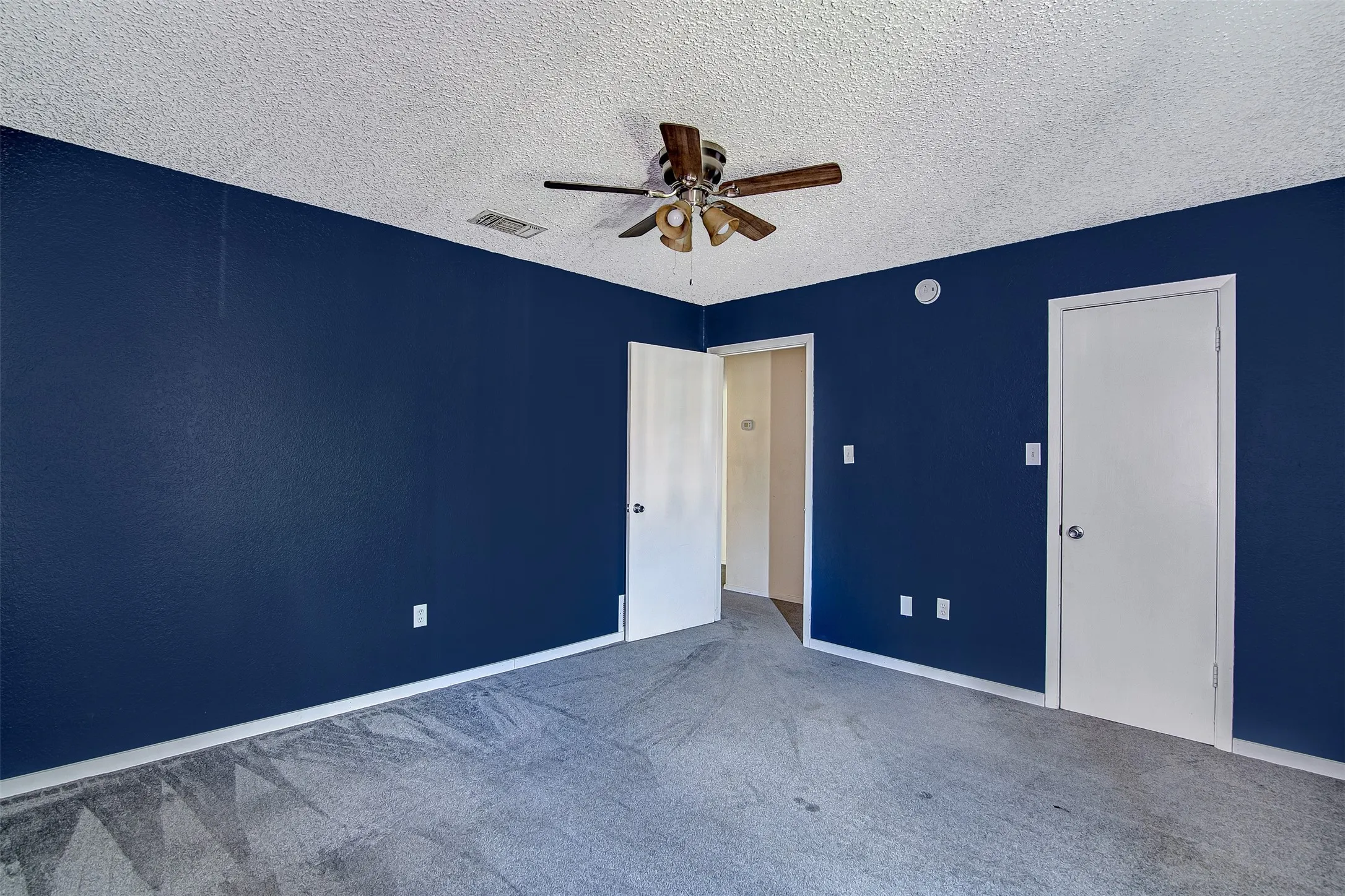 Townhouse For Rent in Tarrant County , 601 St Charles Drive, Arlington, Texas 76013, 2 Bedroom, 3 Bathroom, Garage spaces, 1,320 Sqft, built in 1974, mls#21322380, Real Estate Agent in Arlington, Homes For Rent in Tarrant county, Homes For Rent in Arlington, Realtor in Arlington Texas, Real Estate Brokerage Independent Realty Texas, Luminita Cordes Realtor