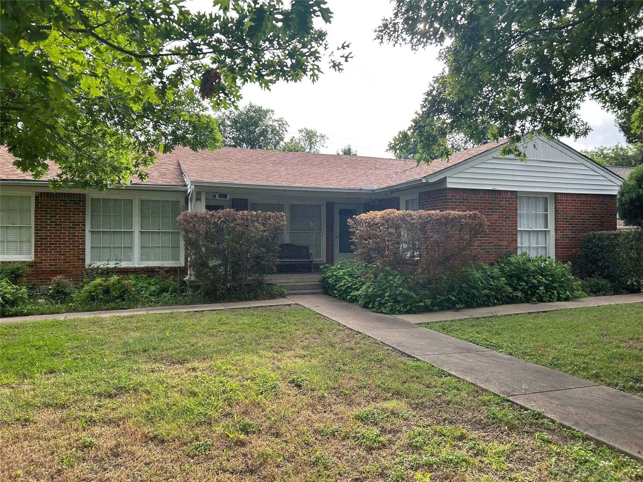 Duplex For Rent in Dallas County , 9428 Forest Hills Boulevard, Dallas, Texas 75218, 2 Bedroom, 1 Bathroom, 1 Garage spaces, 2,242 Sqft, built in 1951, mls#21322368, Real Estate Agent in Dallas, Homes For Rent in Dallas county, Homes For Rent in Dallas, Realtor in Dallas Texas, Real Estate Brokerage Independent Realty Texas, Luminita Cordes Realtor