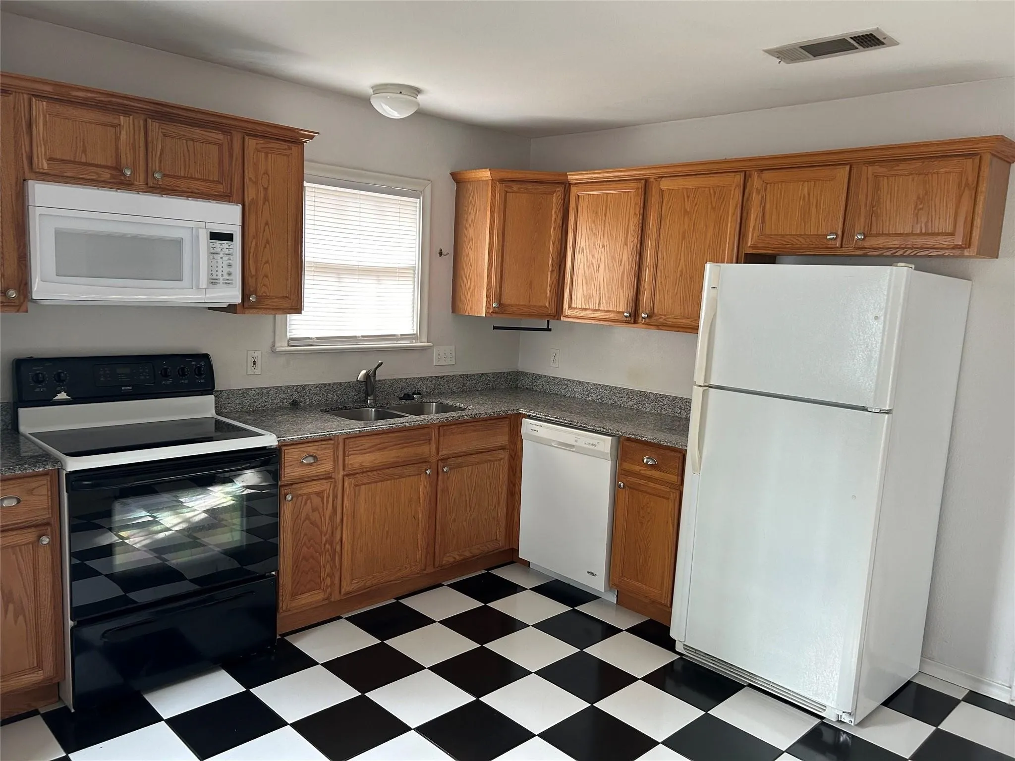 Duplex For Rent in Dallas County , 9428 Forest Hills Boulevard, Dallas, Texas 75218, 2 Bedroom, 1 Bathroom, 1 Garage spaces, 2,242 Sqft, built in 1951, mls#21322368, Real Estate Agent in Dallas, Homes For Rent in Dallas county, Homes For Rent in Dallas, Realtor in Dallas Texas, Real Estate Brokerage Independent Realty Texas, Luminita Cordes Realtor