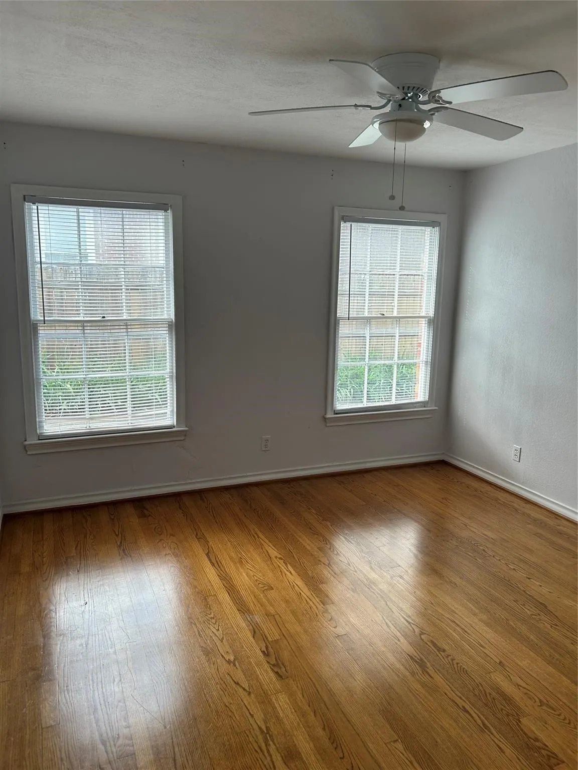 Duplex For Rent in Dallas County , 9428 Forest Hills Boulevard, Dallas, Texas 75218, 2 Bedroom, 1 Bathroom, 1 Garage spaces, 2,242 Sqft, built in 1951, mls#21322368, Real Estate Agent in Dallas, Homes For Rent in Dallas county, Homes For Rent in Dallas, Realtor in Dallas Texas, Real Estate Brokerage Independent Realty Texas, Luminita Cordes Realtor