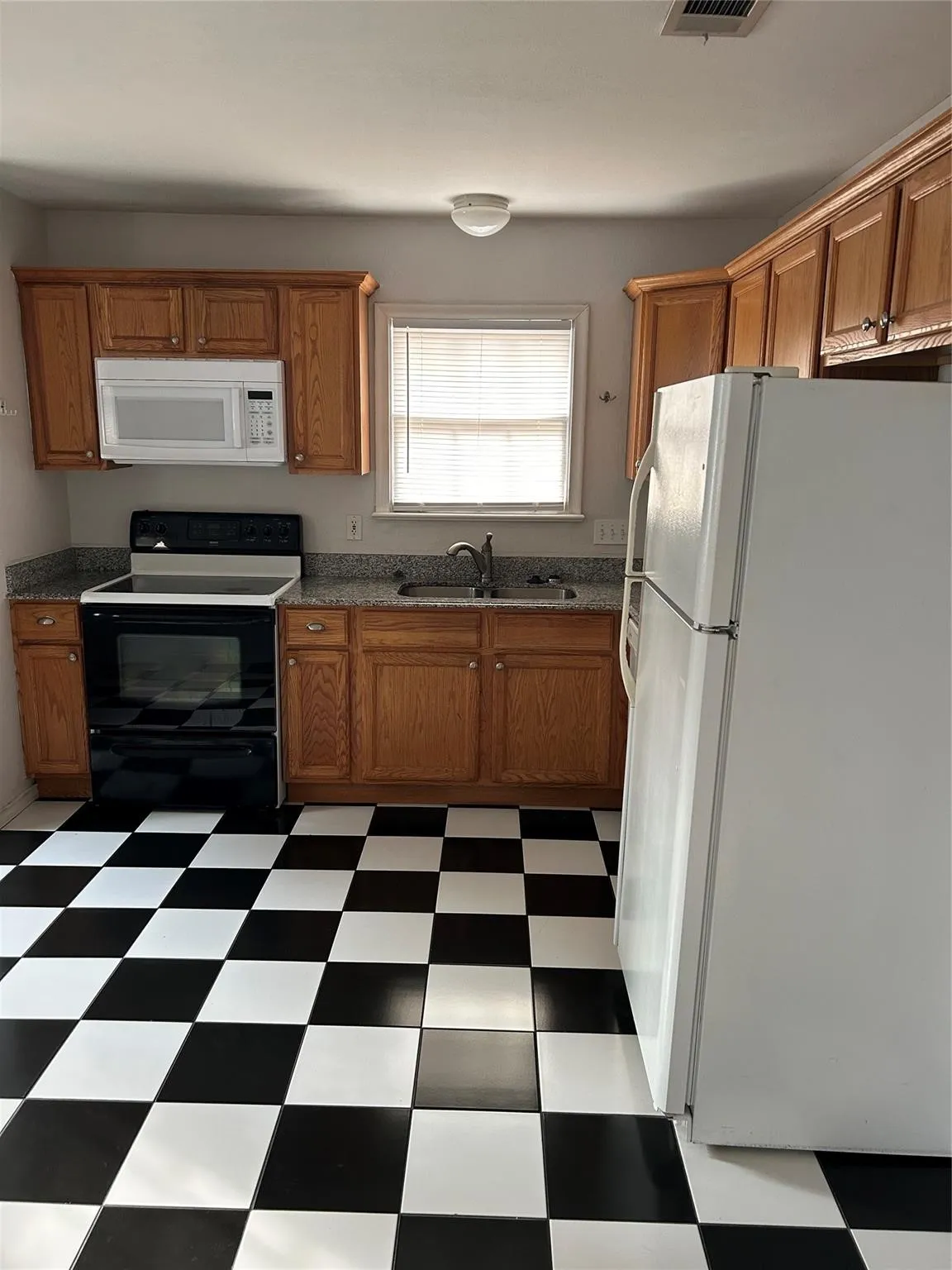 Duplex For Rent in Dallas County , 9428 Forest Hills Boulevard, Dallas, Texas 75218, 2 Bedroom, 1 Bathroom, 1 Garage spaces, 2,242 Sqft, built in 1951, mls#21322368, Real Estate Agent in Dallas, Homes For Rent in Dallas county, Homes For Rent in Dallas, Realtor in Dallas Texas, Real Estate Brokerage Independent Realty Texas, Luminita Cordes Realtor