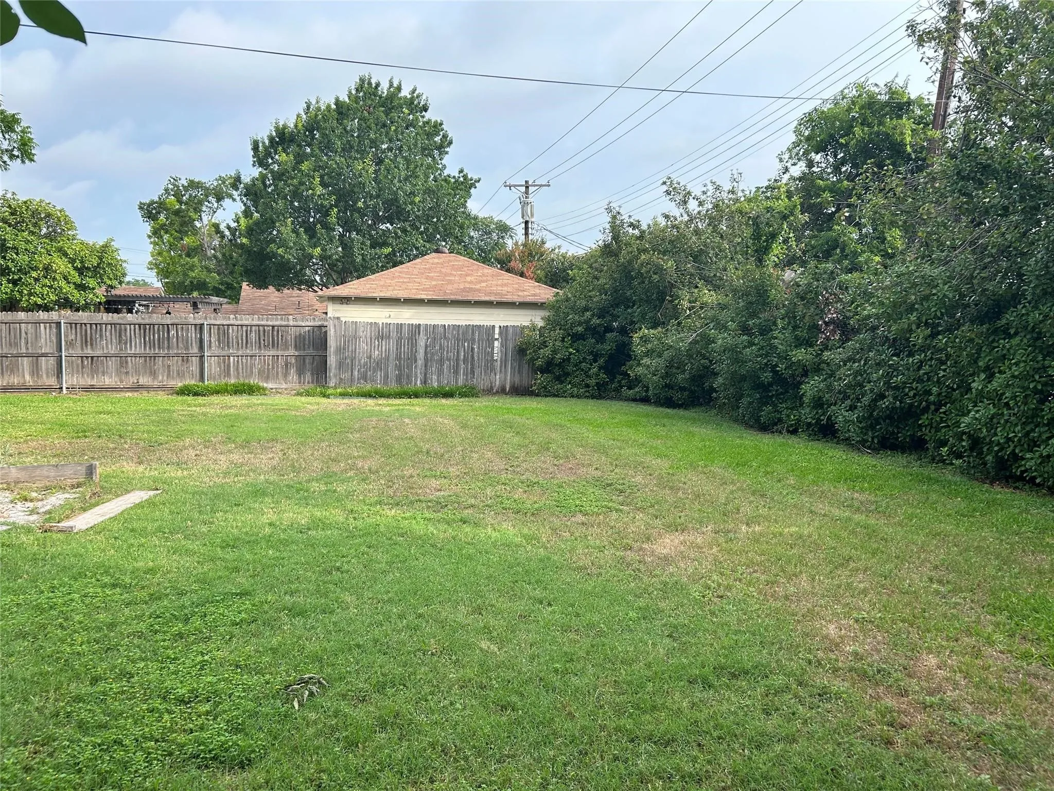 Duplex For Rent in Dallas County , 9428 Forest Hills Boulevard, Dallas, Texas 75218, 2 Bedroom, 1 Bathroom, 1 Garage spaces, 2,242 Sqft, built in 1951, mls#21322368, Real Estate Agent in Dallas, Homes For Rent in Dallas county, Homes For Rent in Dallas, Realtor in Dallas Texas, Real Estate Brokerage Independent Realty Texas, Luminita Cordes Realtor