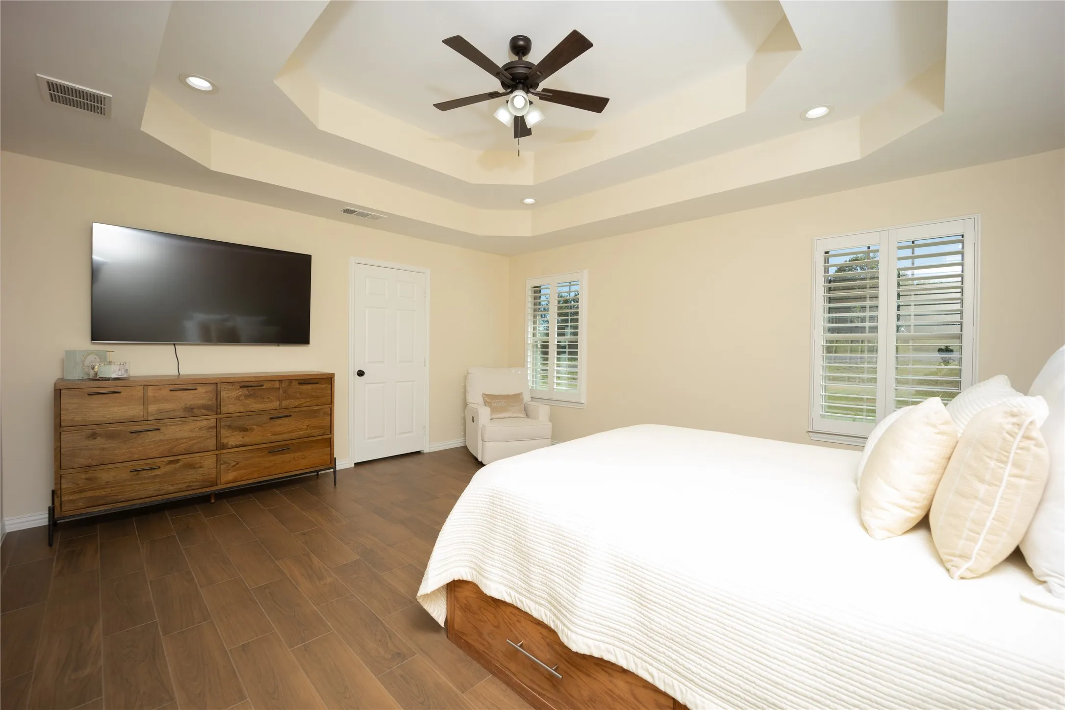 Tray ceiling with recessed lighting and a ceiling fan