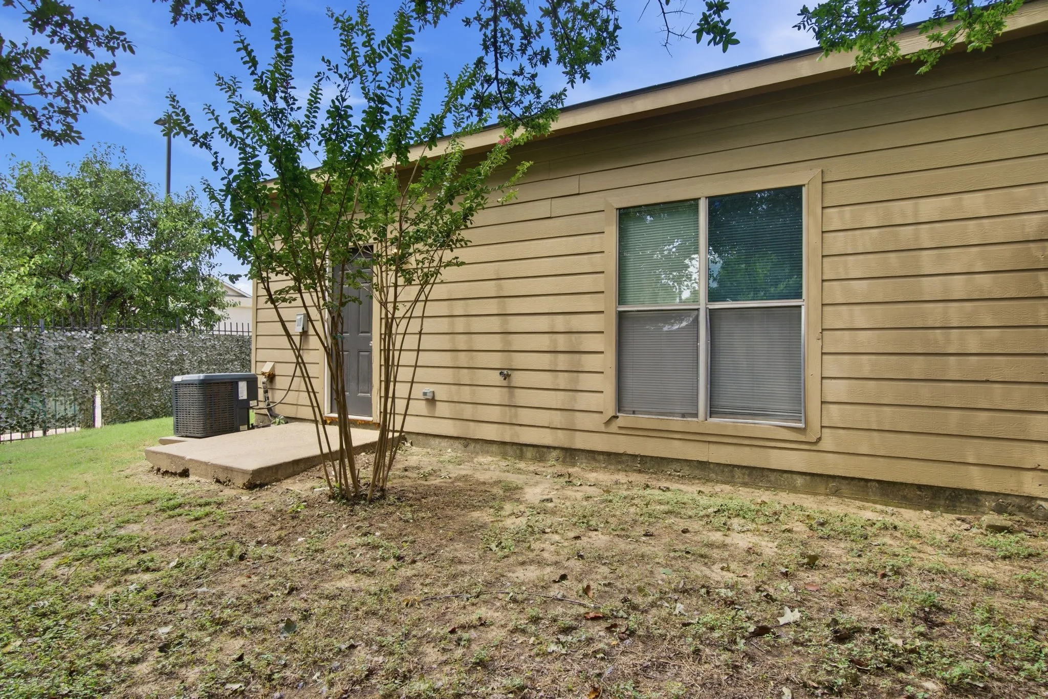 Single Family Residence For Sale in Dallas County , 206 River Rock Drive, Dallas, Texas 75217, 3 Bedroom, 3 Bathroom, 2 Garage spaces, 1,545 Sqft, built in 2007, mls#21318301, Real Estate Agent in Dallas, Homes For Sale in Dallas county, Homes For Sale in Dallas, Realtor in Dallas Texas, Real Estate Brokerage Independent Realty Texas, Luminita Cordes Realtor