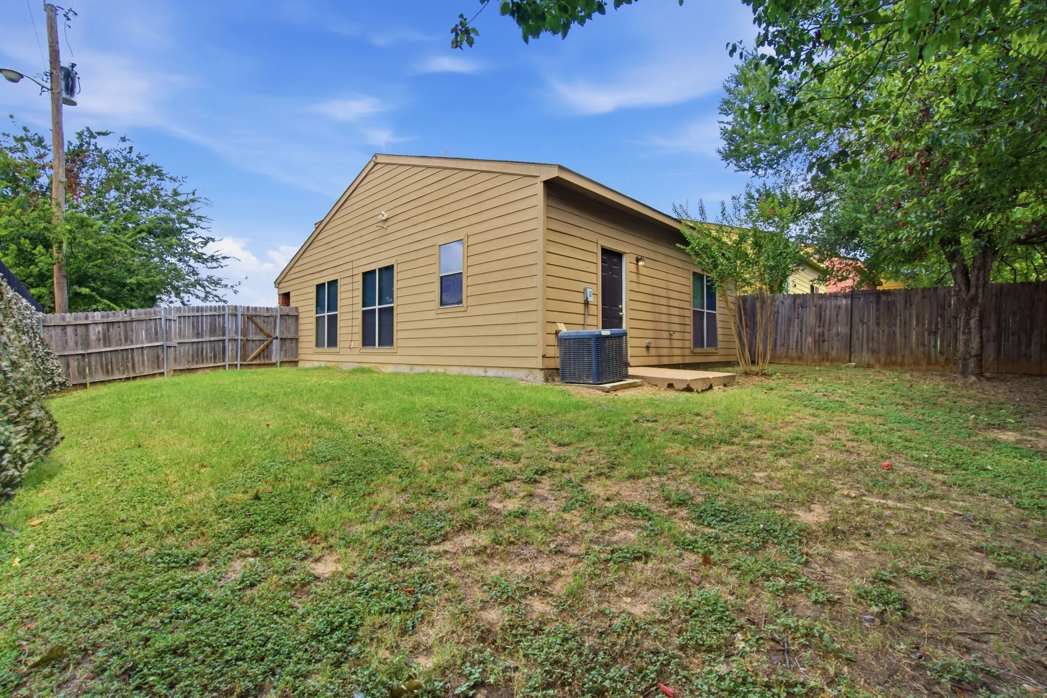 Single Family Residence For Sale in Dallas County , 206 River Rock Drive, Dallas, Texas 75217, 3 Bedroom, 3 Bathroom, 2 Garage spaces, 1,545 Sqft, built in 2007, mls#21318301, Real Estate Agent in Dallas, Homes For Sale in Dallas county, Homes For Sale in Dallas, Realtor in Dallas Texas, Real Estate Brokerage Independent Realty Texas, Luminita Cordes Realtor