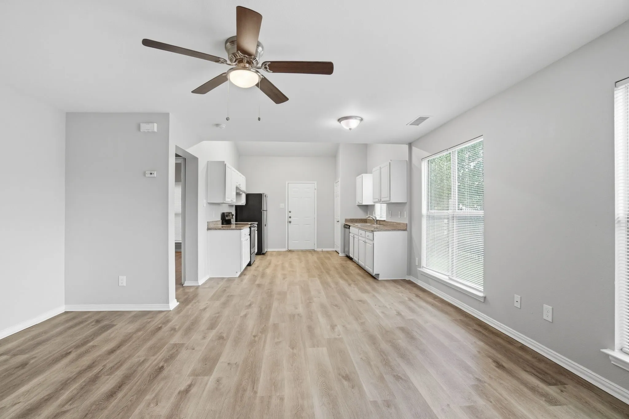 Single Family Residence For Sale in Dallas County , 206 River Rock Drive, Dallas, Texas 75217, 3 Bedroom, 3 Bathroom, 2 Garage spaces, 1,545 Sqft, built in 2007, mls#21318301, Real Estate Agent in Dallas, Homes For Sale in Dallas county, Homes For Sale in Dallas, Realtor in Dallas Texas, Real Estate Brokerage Independent Realty Texas, Luminita Cordes Realtor