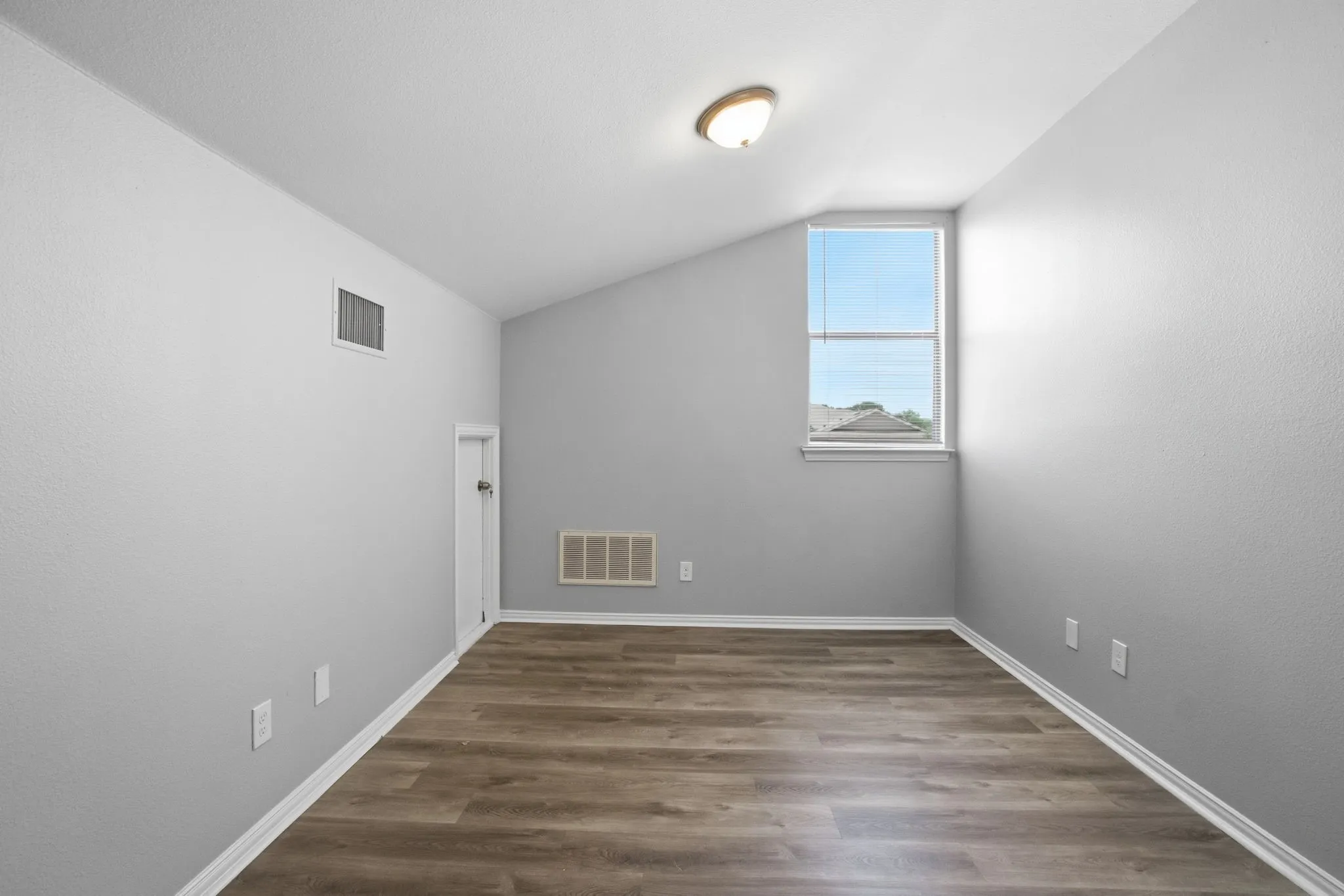 Single Family Residence For Sale in Dallas County , 206 River Rock Drive, Dallas, Texas 75217, 3 Bedroom, 3 Bathroom, 2 Garage spaces, 1,545 Sqft, built in 2007, mls#21318301, Real Estate Agent in Dallas, Homes For Sale in Dallas county, Homes For Sale in Dallas, Realtor in Dallas Texas, Real Estate Brokerage Independent Realty Texas, Luminita Cordes Realtor