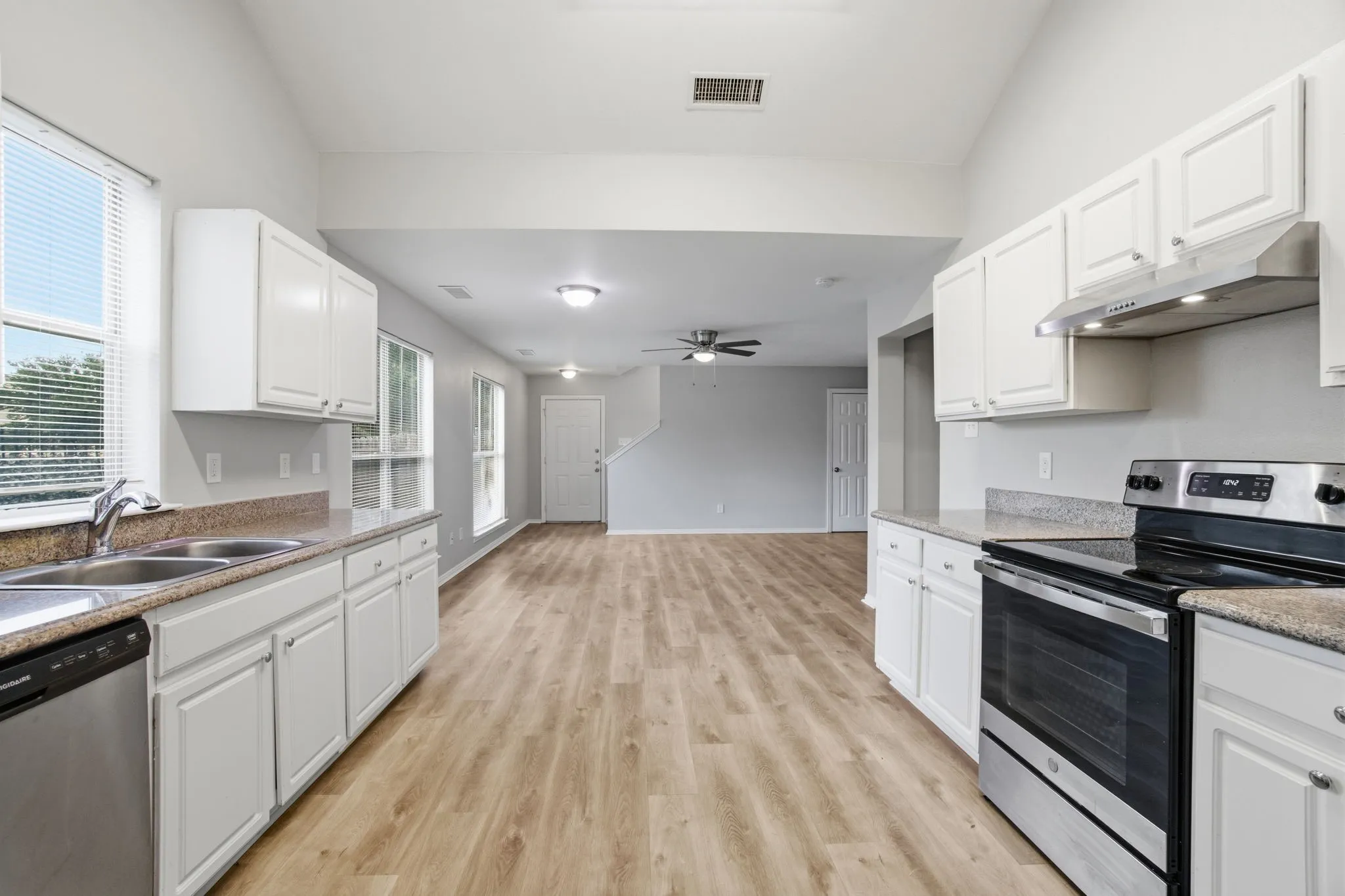 Single Family Residence For Sale in Dallas County , 206 River Rock Drive, Dallas, Texas 75217, 3 Bedroom, 3 Bathroom, 2 Garage spaces, 1,545 Sqft, built in 2007, mls#21318301, Real Estate Agent in Dallas, Homes For Sale in Dallas county, Homes For Sale in Dallas, Realtor in Dallas Texas, Real Estate Brokerage Independent Realty Texas, Luminita Cordes Realtor