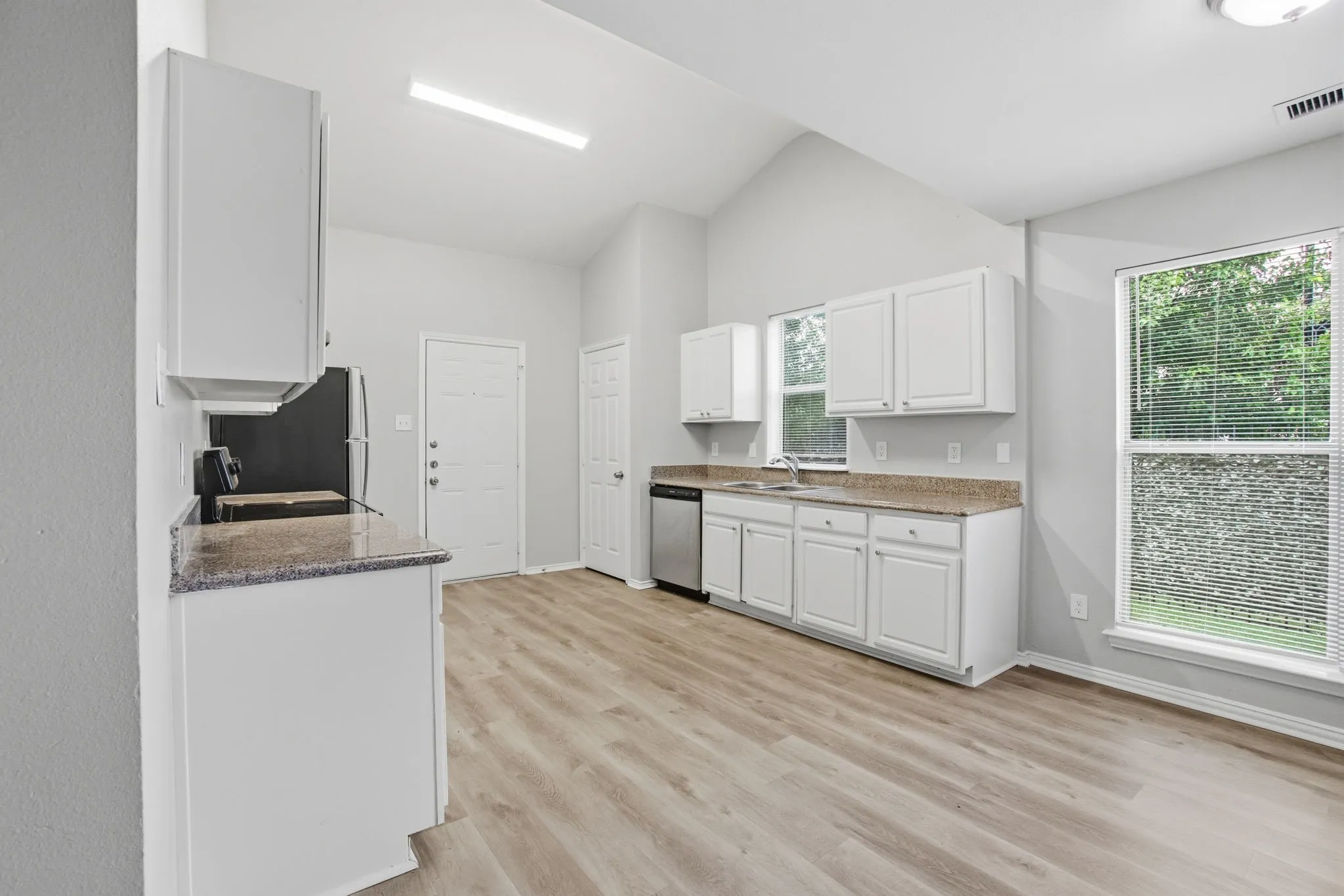 Single Family Residence For Sale in Dallas County , 206 River Rock Drive, Dallas, Texas 75217, 3 Bedroom, 3 Bathroom, 2 Garage spaces, 1,545 Sqft, built in 2007, mls#21318301, Real Estate Agent in Dallas, Homes For Sale in Dallas county, Homes For Sale in Dallas, Realtor in Dallas Texas, Real Estate Brokerage Independent Realty Texas, Luminita Cordes Realtor