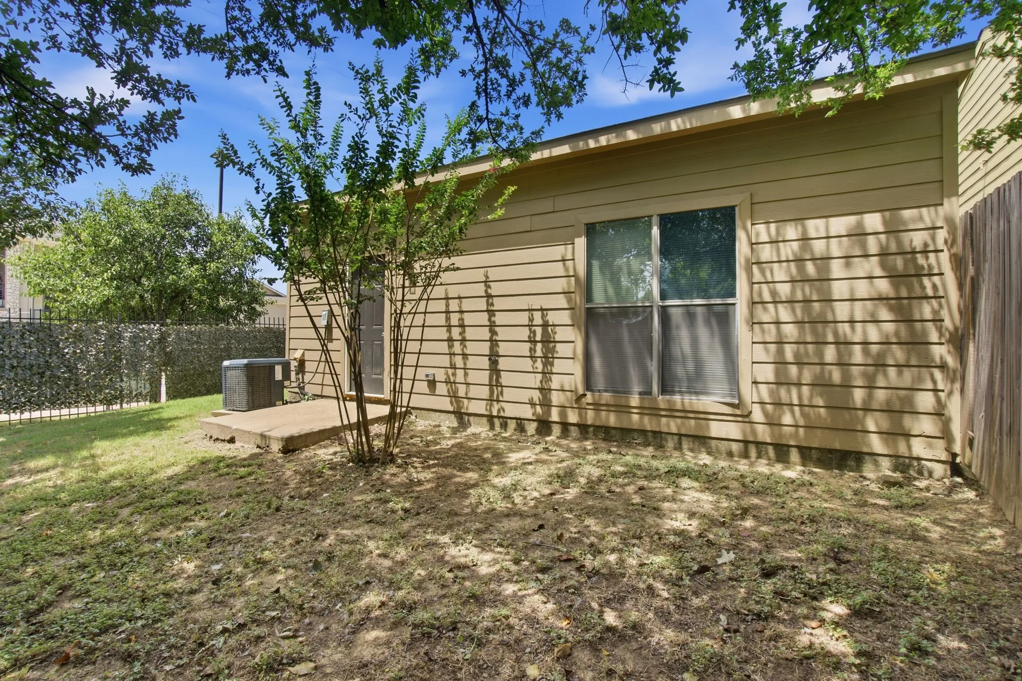 Single Family Residence For Sale in Dallas County , 206 River Rock Drive, Dallas, Texas 75217, 3 Bedroom, 3 Bathroom, 2 Garage spaces, 1,545 Sqft, built in 2007, mls#21318301, Real Estate Agent in Dallas, Homes For Sale in Dallas county, Homes For Sale in Dallas, Realtor in Dallas Texas, Real Estate Brokerage Independent Realty Texas, Luminita Cordes Realtor
