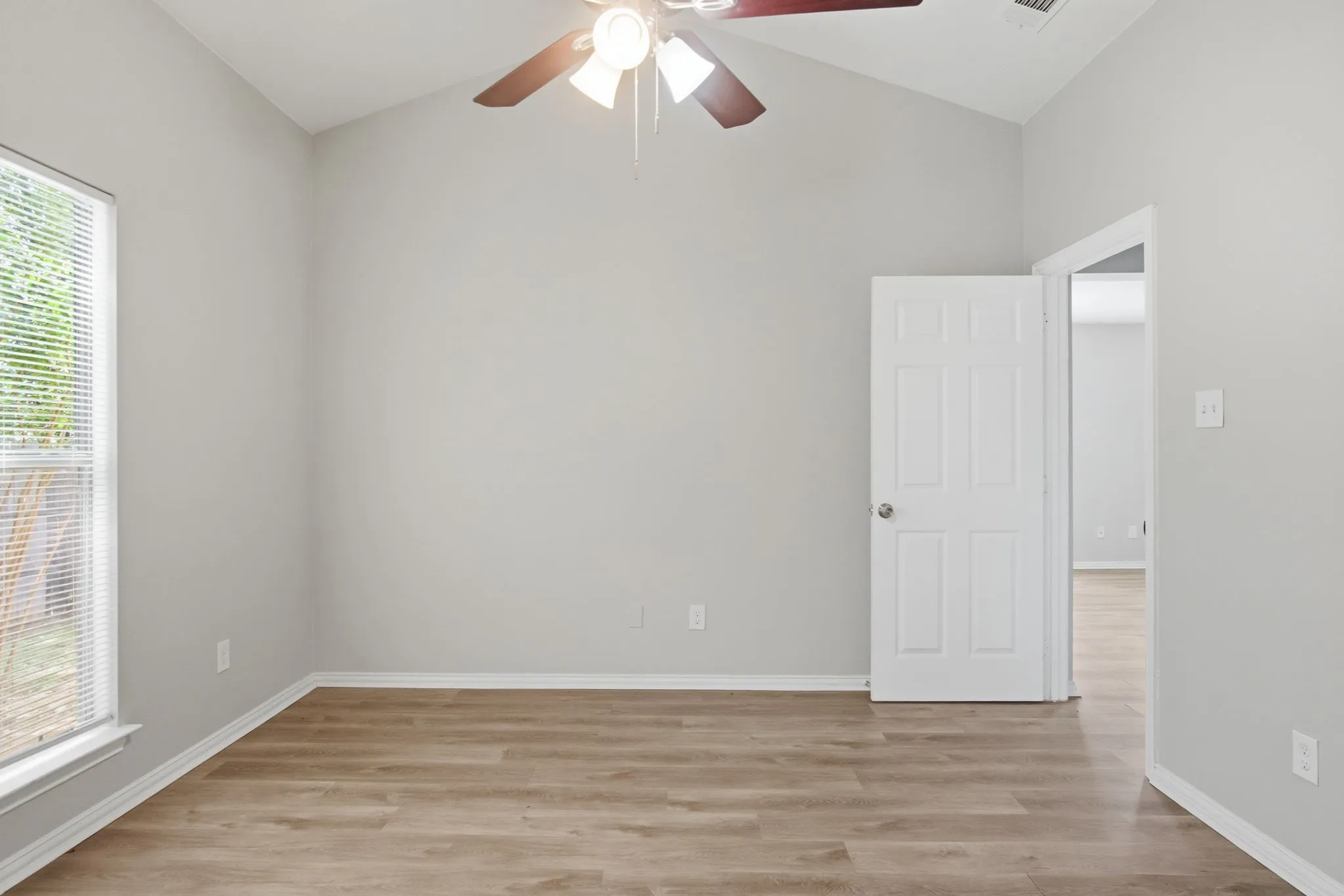 Single Family Residence For Sale in Dallas County , 206 River Rock Drive, Dallas, Texas 75217, 3 Bedroom, 3 Bathroom, 2 Garage spaces, 1,545 Sqft, built in 2007, mls#21318301, Real Estate Agent in Dallas, Homes For Sale in Dallas county, Homes For Sale in Dallas, Realtor in Dallas Texas, Real Estate Brokerage Independent Realty Texas, Luminita Cordes Realtor
