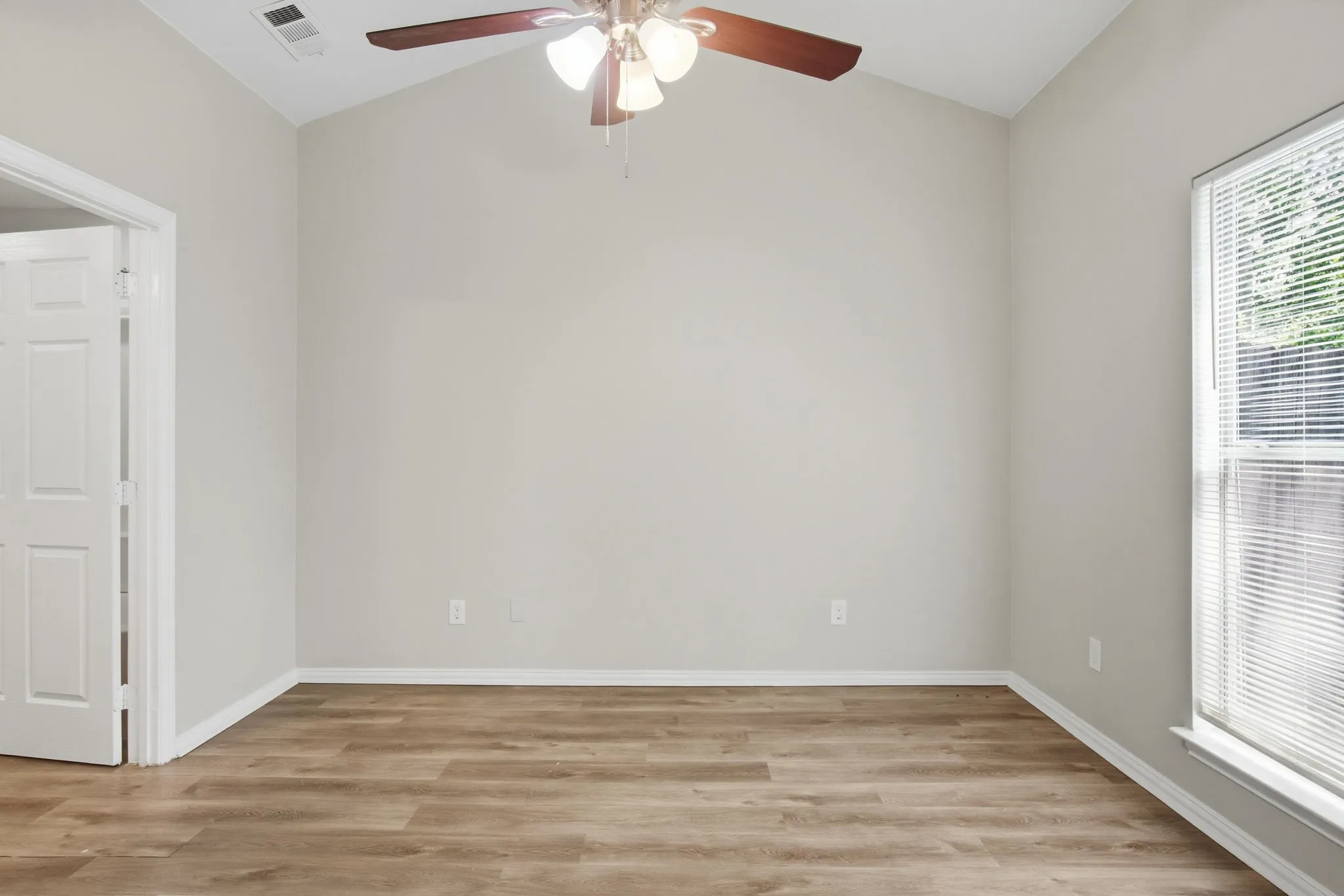Single Family Residence For Sale in Dallas County , 206 River Rock Drive, Dallas, Texas 75217, 3 Bedroom, 3 Bathroom, 2 Garage spaces, 1,545 Sqft, built in 2007, mls#21318301, Real Estate Agent in Dallas, Homes For Sale in Dallas county, Homes For Sale in Dallas, Realtor in Dallas Texas, Real Estate Brokerage Independent Realty Texas, Luminita Cordes Realtor