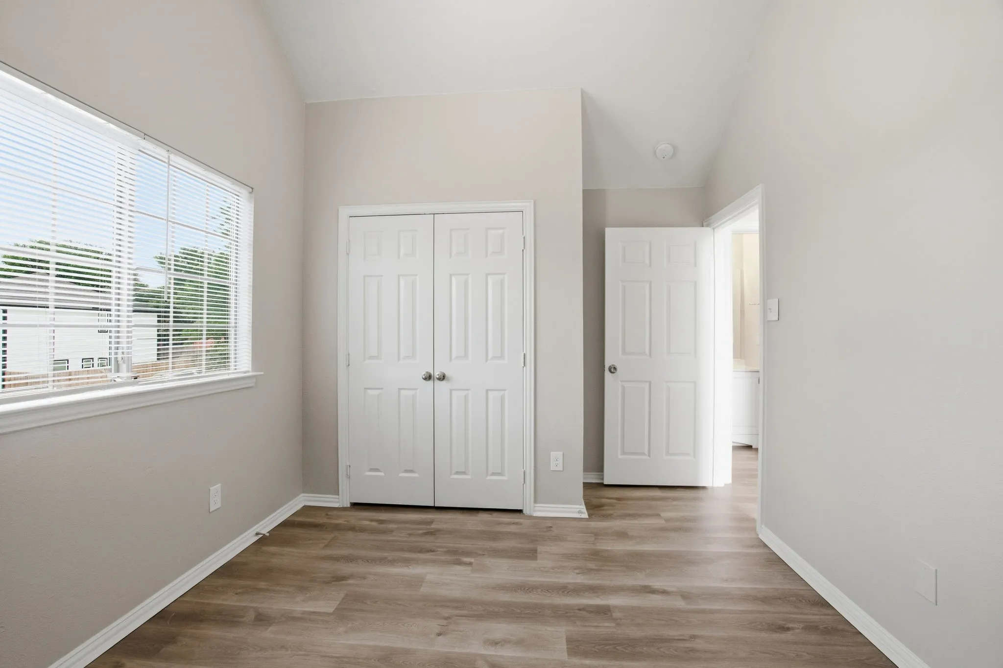 Single Family Residence For Sale in Dallas County , 206 River Rock Drive, Dallas, Texas 75217, 3 Bedroom, 3 Bathroom, 2 Garage spaces, 1,545 Sqft, built in 2007, mls#21318301, Real Estate Agent in Dallas, Homes For Sale in Dallas county, Homes For Sale in Dallas, Realtor in Dallas Texas, Real Estate Brokerage Independent Realty Texas, Luminita Cordes Realtor