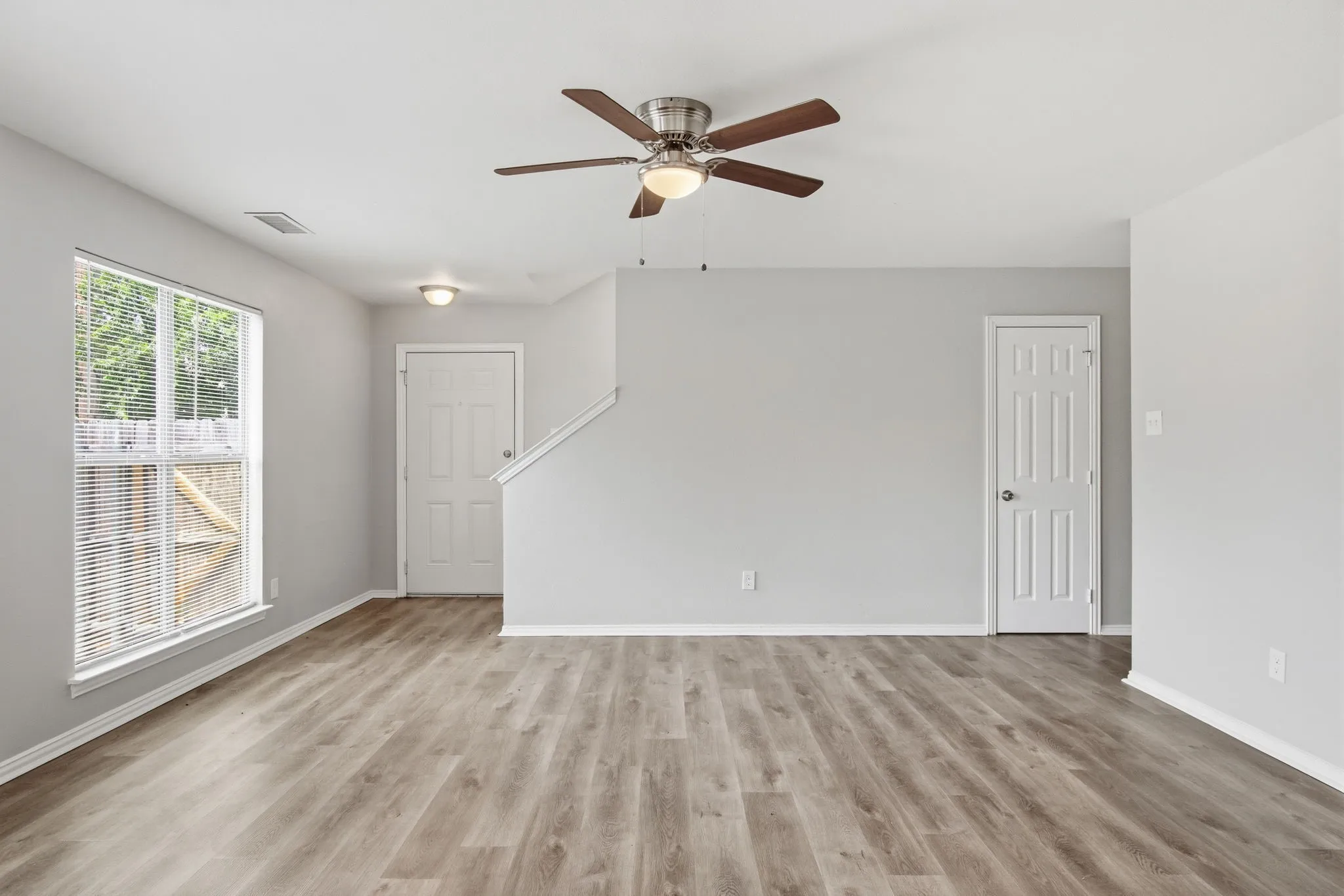 Single Family Residence For Sale in Dallas County , 206 River Rock Drive, Dallas, Texas 75217, 3 Bedroom, 3 Bathroom, 2 Garage spaces, 1,545 Sqft, built in 2007, mls#21318301, Real Estate Agent in Dallas, Homes For Sale in Dallas county, Homes For Sale in Dallas, Realtor in Dallas Texas, Real Estate Brokerage Independent Realty Texas, Luminita Cordes Realtor