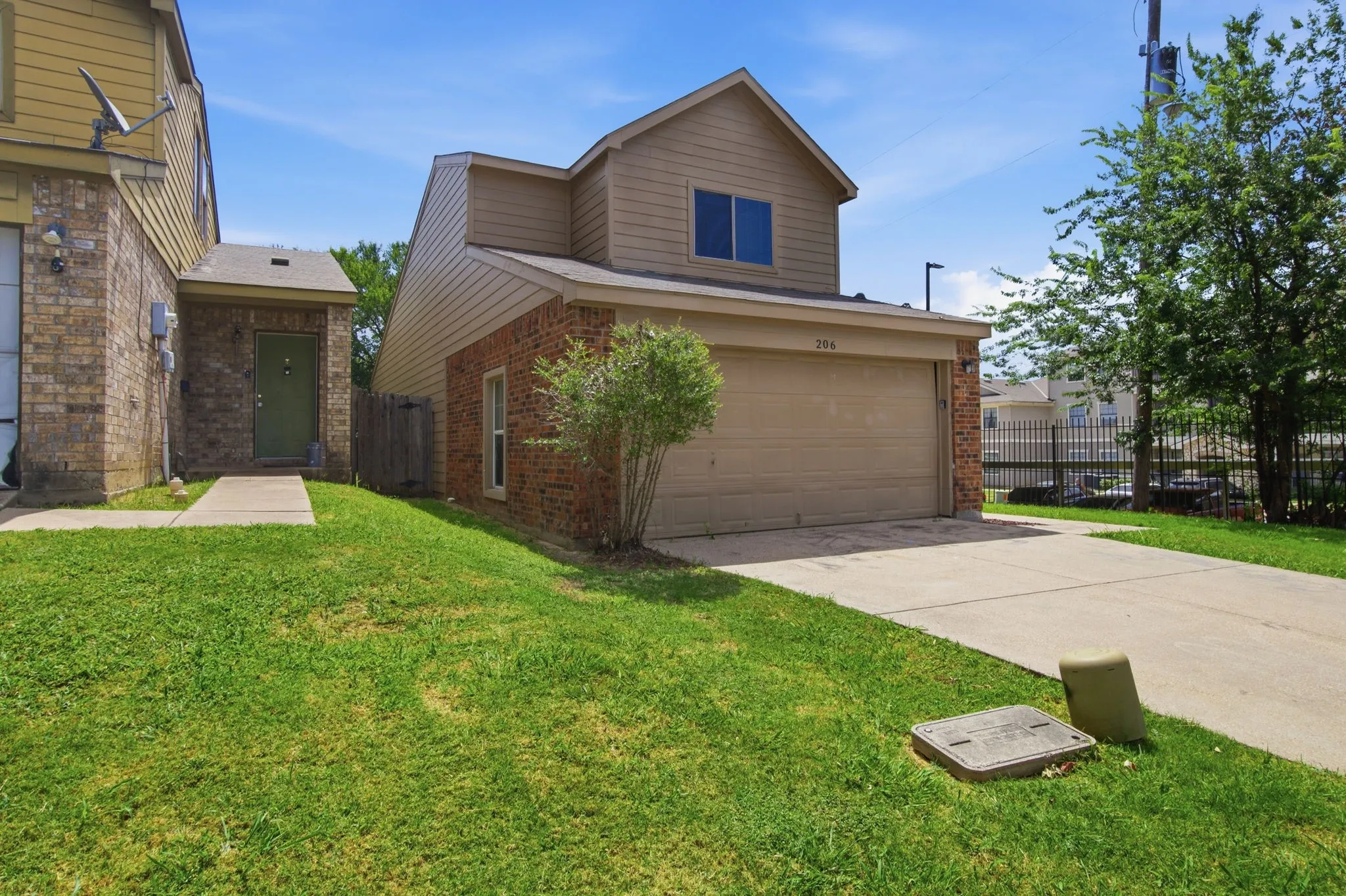 Single Family Residence For Sale in Dallas County , 206 River Rock Drive, Dallas, Texas 75217, 3 Bedroom, 3 Bathroom, 2 Garage spaces, 1,545 Sqft, built in 2007, mls#21318301, Real Estate Agent in Dallas, Homes For Sale in Dallas county, Homes For Sale in Dallas, Realtor in Dallas Texas, Real Estate Brokerage Independent Realty Texas, Luminita Cordes Realtor