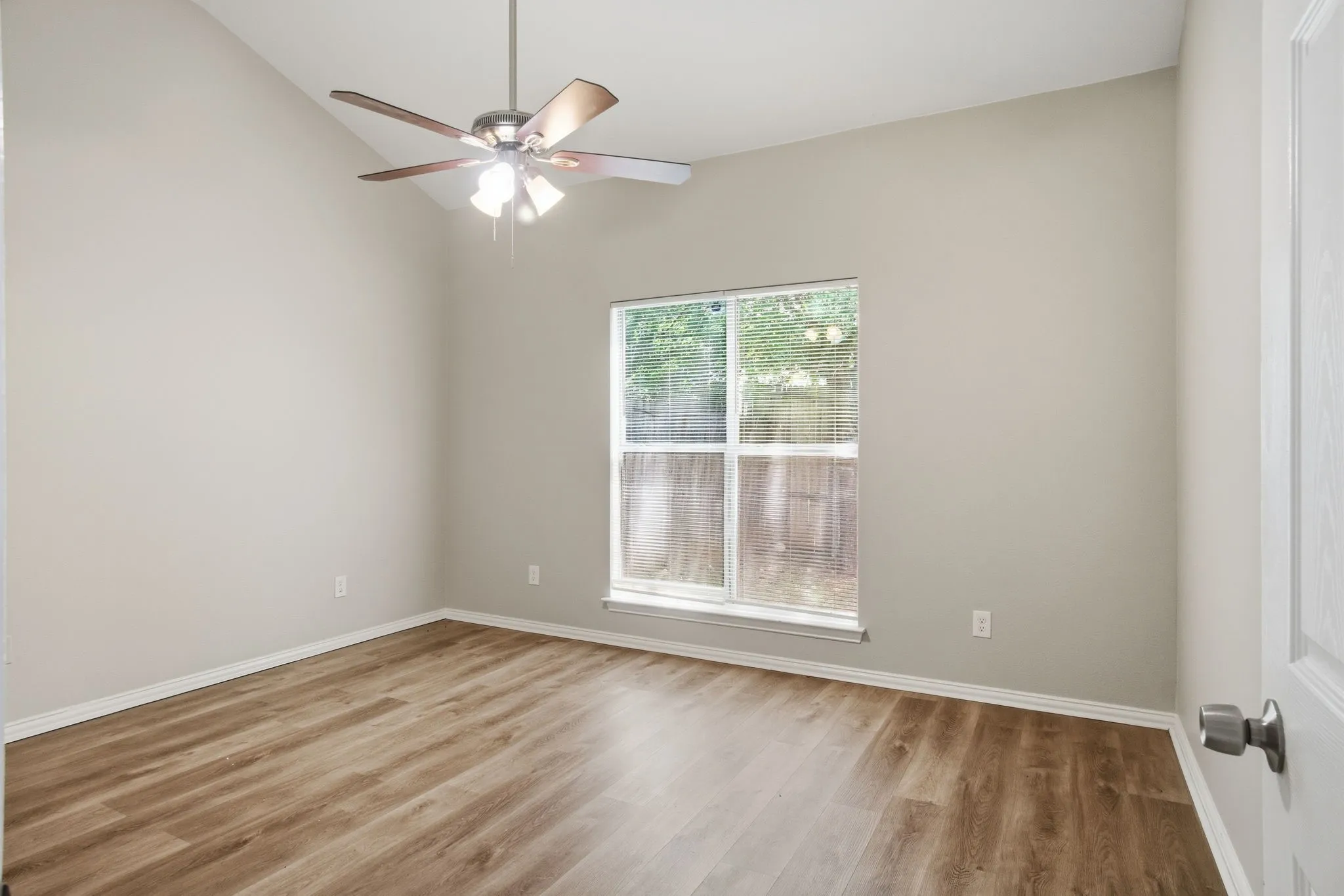 Single Family Residence For Sale in Dallas County , 206 River Rock Drive, Dallas, Texas 75217, 3 Bedroom, 3 Bathroom, 2 Garage spaces, 1,545 Sqft, built in 2007, mls#21318301, Real Estate Agent in Dallas, Homes For Sale in Dallas county, Homes For Sale in Dallas, Realtor in Dallas Texas, Real Estate Brokerage Independent Realty Texas, Luminita Cordes Realtor