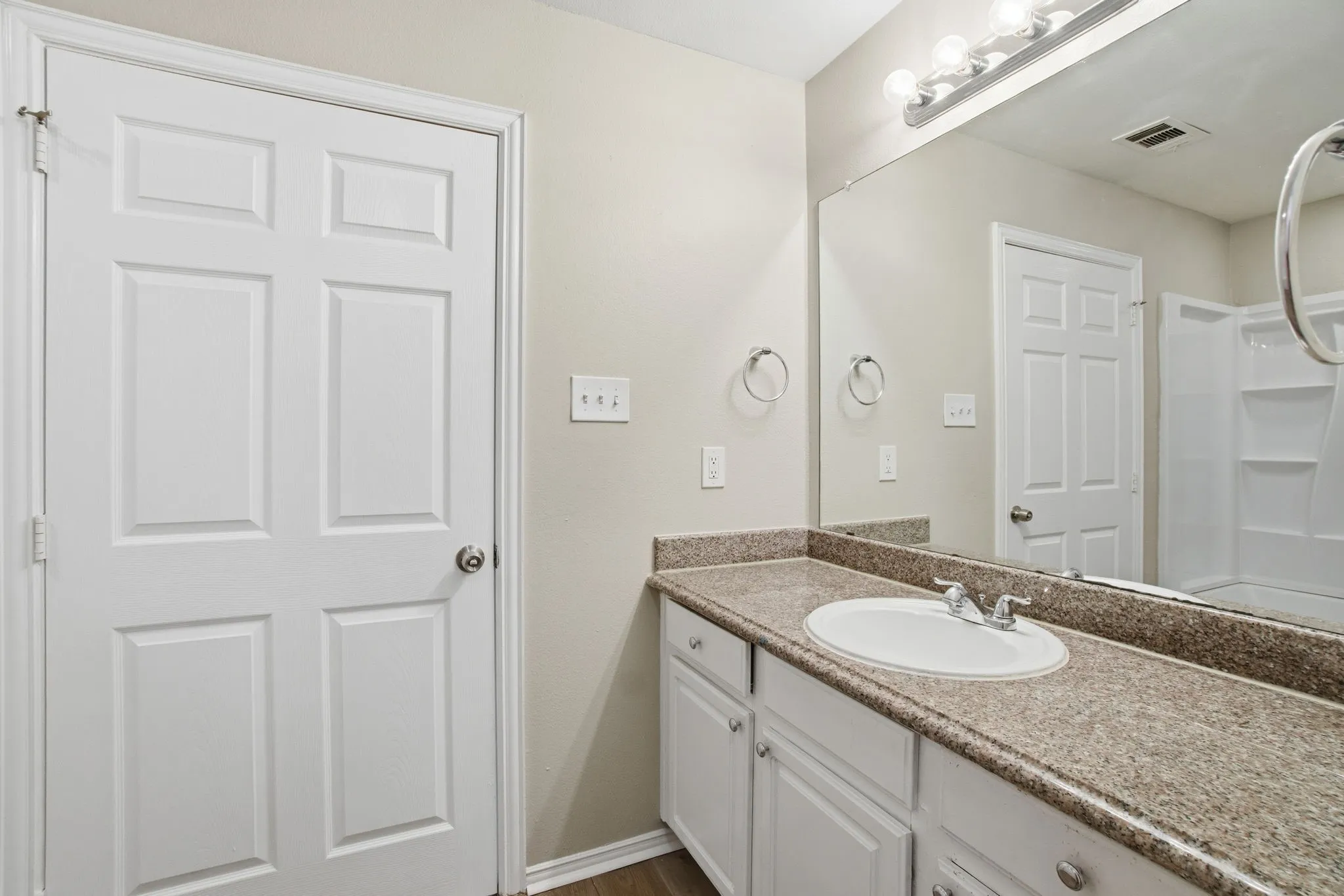 Single Family Residence For Sale in Dallas County , 206 River Rock Drive, Dallas, Texas 75217, 3 Bedroom, 3 Bathroom, 2 Garage spaces, 1,545 Sqft, built in 2007, mls#21318301, Real Estate Agent in Dallas, Homes For Sale in Dallas county, Homes For Sale in Dallas, Realtor in Dallas Texas, Real Estate Brokerage Independent Realty Texas, Luminita Cordes Realtor
