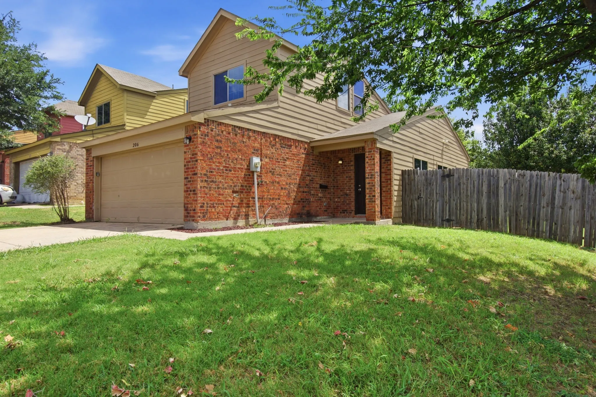 Single Family Residence For Sale in Dallas County , 206 River Rock Drive, Dallas, Texas 75217, 3 Bedroom, 3 Bathroom, 2 Garage spaces, 1,545 Sqft, built in 2007, mls#21318301, Real Estate Agent in Dallas, Homes For Sale in Dallas county, Homes For Sale in Dallas, Realtor in Dallas Texas, Real Estate Brokerage Independent Realty Texas, Luminita Cordes Realtor