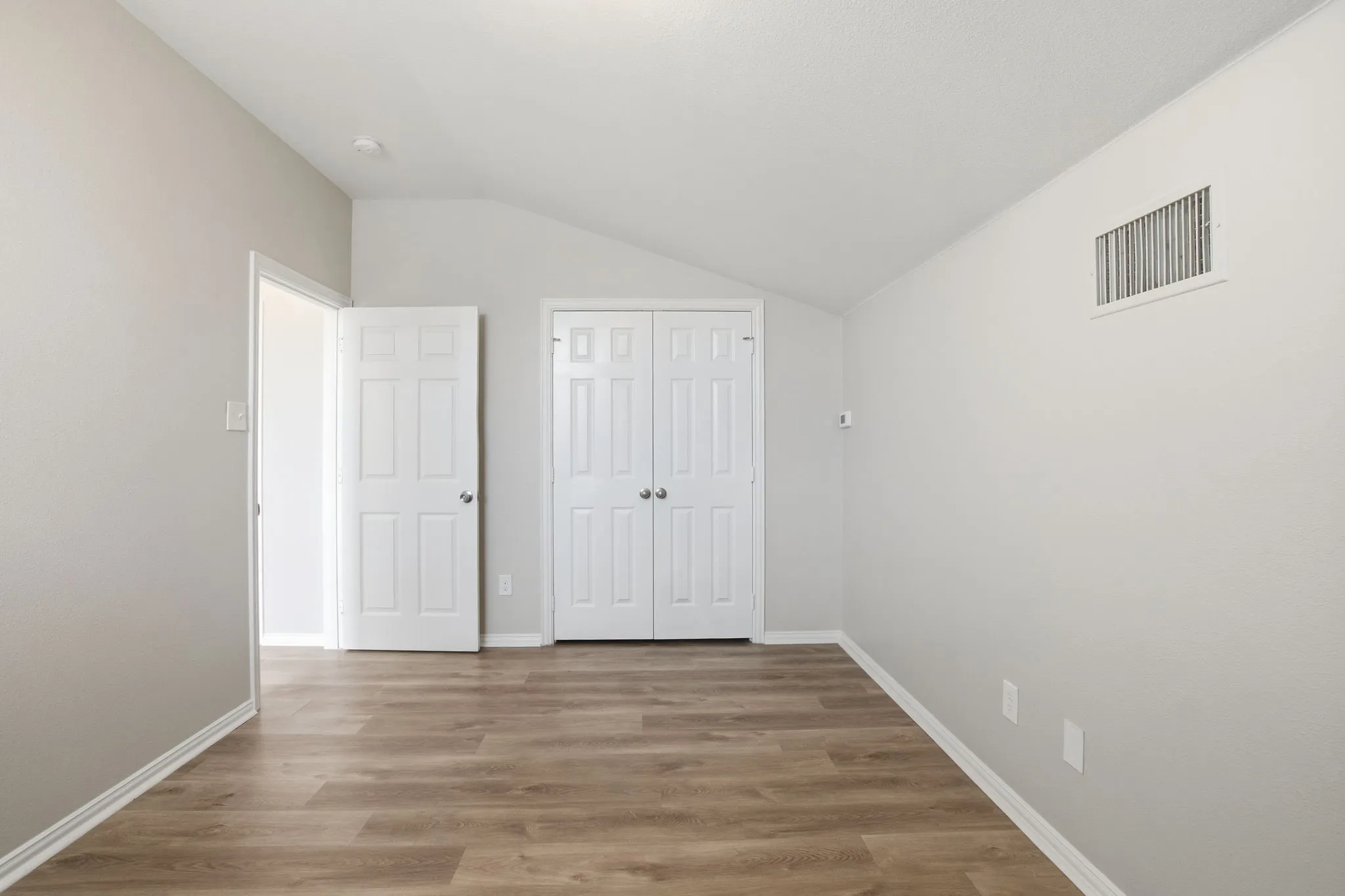 Single Family Residence For Sale in Dallas County , 206 River Rock Drive, Dallas, Texas 75217, 3 Bedroom, 3 Bathroom, 2 Garage spaces, 1,545 Sqft, built in 2007, mls#21318301, Real Estate Agent in Dallas, Homes For Sale in Dallas county, Homes For Sale in Dallas, Realtor in Dallas Texas, Real Estate Brokerage Independent Realty Texas, Luminita Cordes Realtor