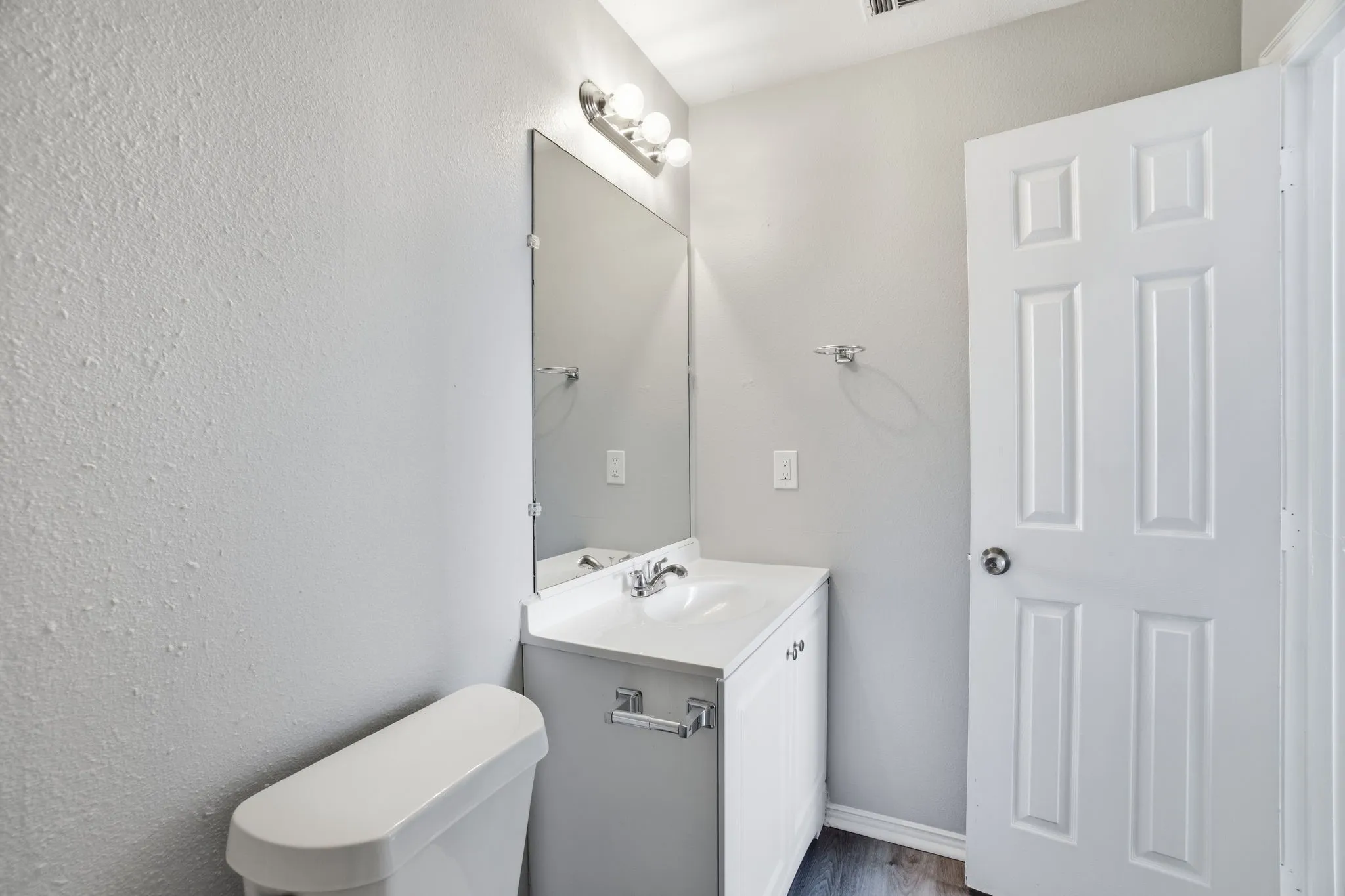 Single Family Residence For Sale in Dallas County , 206 River Rock Drive, Dallas, Texas 75217, 3 Bedroom, 3 Bathroom, 2 Garage spaces, 1,545 Sqft, built in 2007, mls#21318301, Real Estate Agent in Dallas, Homes For Sale in Dallas county, Homes For Sale in Dallas, Realtor in Dallas Texas, Real Estate Brokerage Independent Realty Texas, Luminita Cordes Realtor