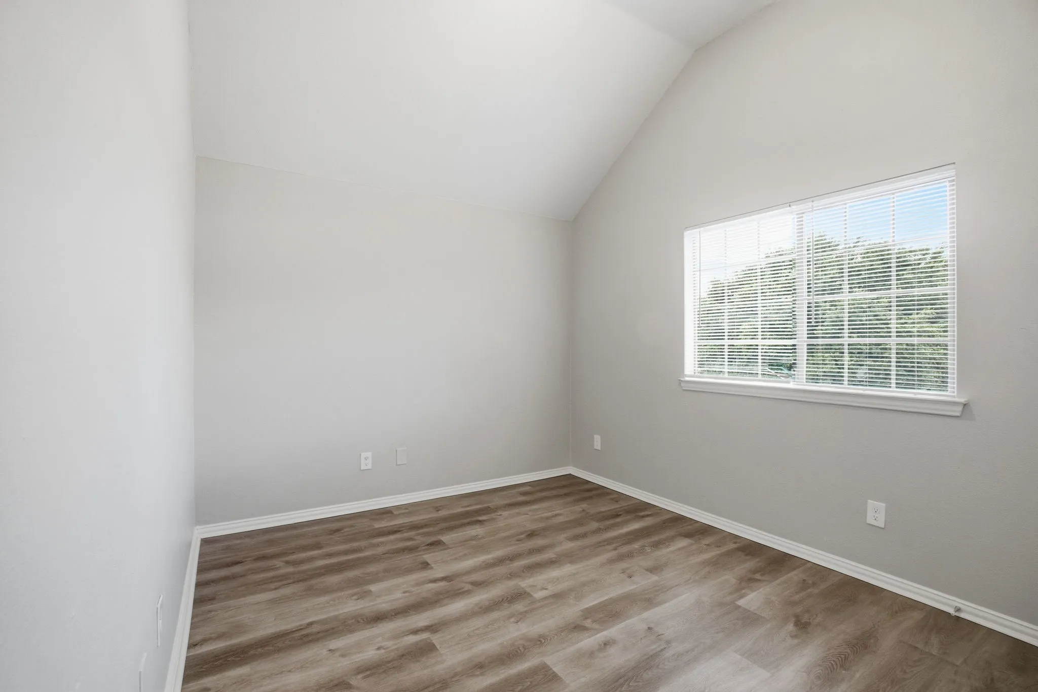 Single Family Residence For Sale in Dallas County , 206 River Rock Drive, Dallas, Texas 75217, 3 Bedroom, 3 Bathroom, 2 Garage spaces, 1,545 Sqft, built in 2007, mls#21318301, Real Estate Agent in Dallas, Homes For Sale in Dallas county, Homes For Sale in Dallas, Realtor in Dallas Texas, Real Estate Brokerage Independent Realty Texas, Luminita Cordes Realtor