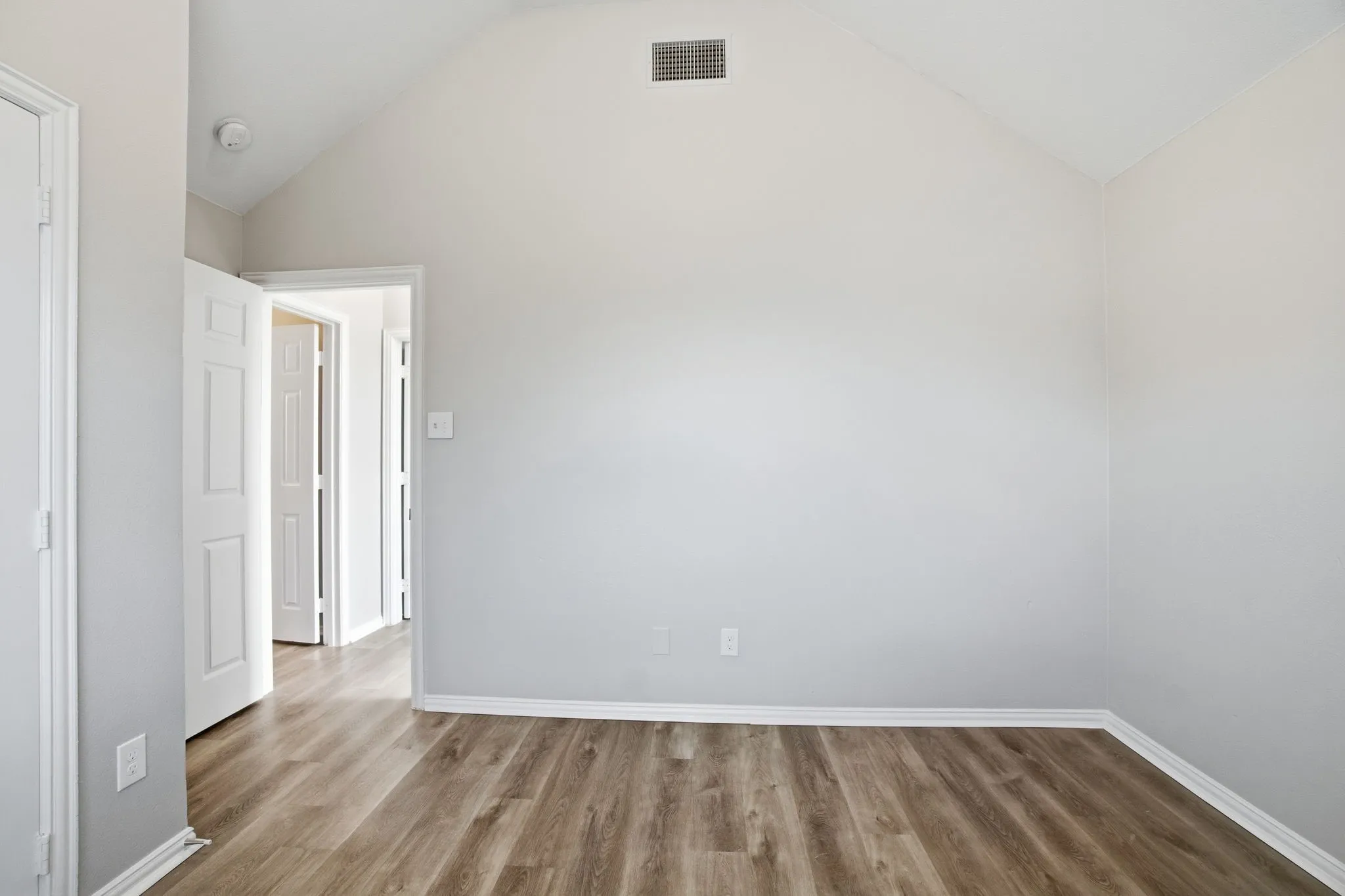 Single Family Residence For Sale in Dallas County , 206 River Rock Drive, Dallas, Texas 75217, 3 Bedroom, 3 Bathroom, 2 Garage spaces, 1,545 Sqft, built in 2007, mls#21318301, Real Estate Agent in Dallas, Homes For Sale in Dallas county, Homes For Sale in Dallas, Realtor in Dallas Texas, Real Estate Brokerage Independent Realty Texas, Luminita Cordes Realtor