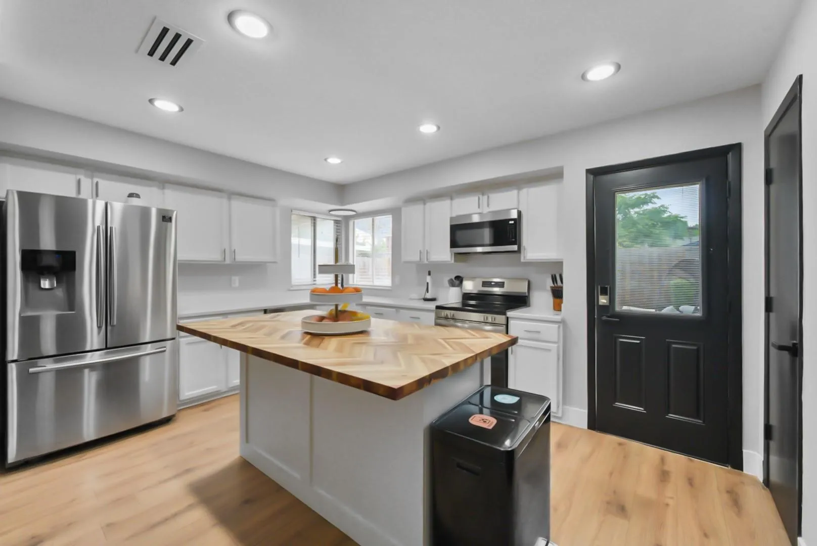 Single Family Residence For Sale in Dallas County , 1813 Andover Drive, Garland, Texas 75041, 3 Bedroom, 3 Bathroom, 2 Garage spaces, 2,157 Sqft, built in 1977, mls#21322342, Real Estate Agent in Garland, Homes For Sale in Dallas county, Homes For Sale in Garland, Realtor in Garland Texas, Real Estate Brokerage Independent Realty Texas, Luminita Cordes Realtor