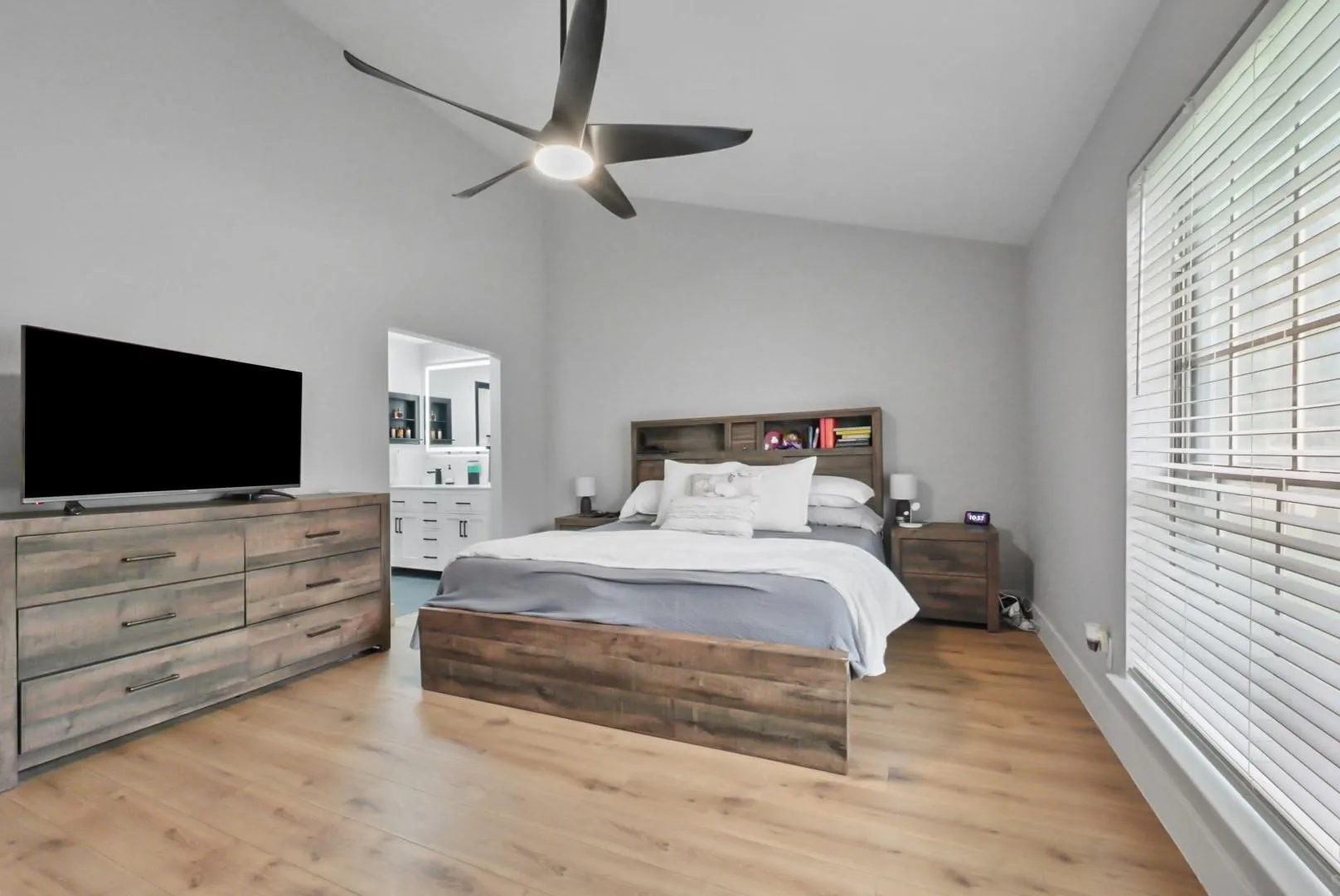 Single Family Residence For Sale in Dallas County , 1813 Andover Drive, Garland, Texas 75041, 3 Bedroom, 3 Bathroom, 2 Garage spaces, 2,157 Sqft, built in 1977, mls#21322342, Real Estate Agent in Garland, Homes For Sale in Dallas county, Homes For Sale in Garland, Realtor in Garland Texas, Real Estate Brokerage Independent Realty Texas, Luminita Cordes Realtor
