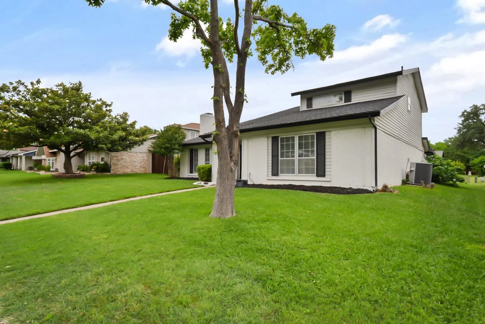 Single Family Residence For Sale in Dallas County , 1813 Andover Drive, Garland, Texas 75041, 3 Bedroom, 3 Bathroom, 2 Garage spaces, 2,157 Sqft, built in 1977, mls#21322342, Real Estate Agent in Garland, Homes For Sale in Dallas county, Homes For Sale in Garland, Realtor in Garland Texas, Real Estate Brokerage Independent Realty Texas, Luminita Cordes Realtor