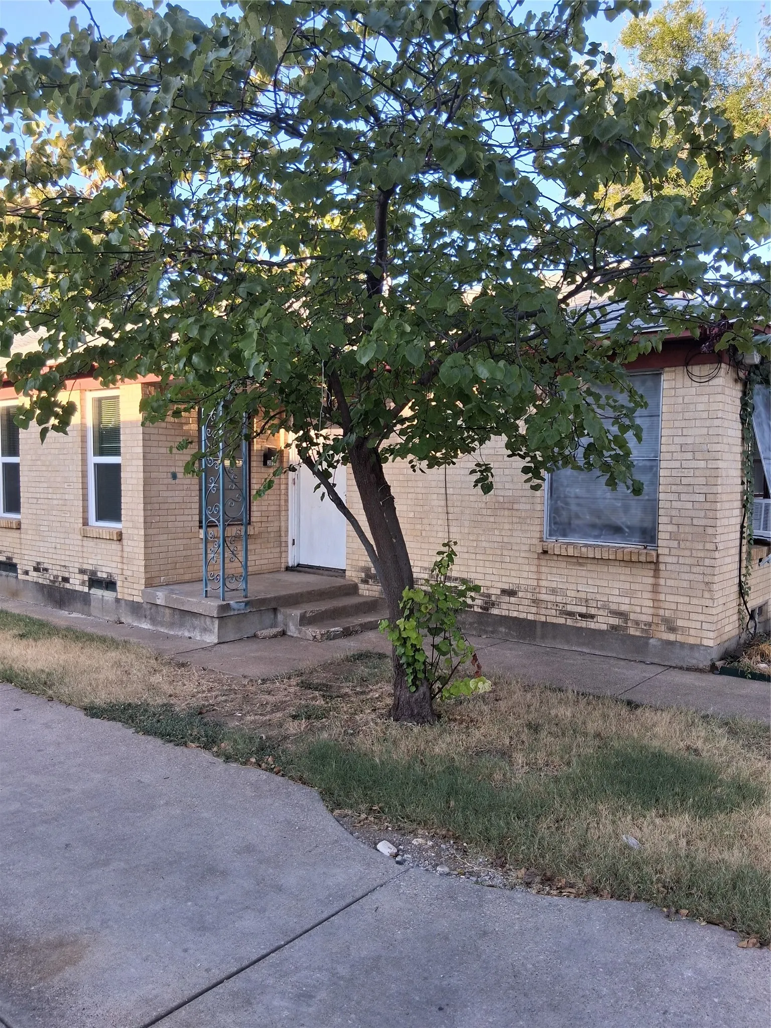Duplex For Rent in Dallas County , 3019 Avon Street 3019, Dallas, Texas 75211, 2 Bedroom, 1 Bathroom, 1 Garage spaces, 805 Sqft, built in 1953, mls#21322396, Real Estate Agent in Dallas, Homes For Rent in Dallas county, Homes For Rent in Dallas, Realtor in Dallas Texas, Real Estate Brokerage Independent Realty Texas, Luminita Cordes Realtor
