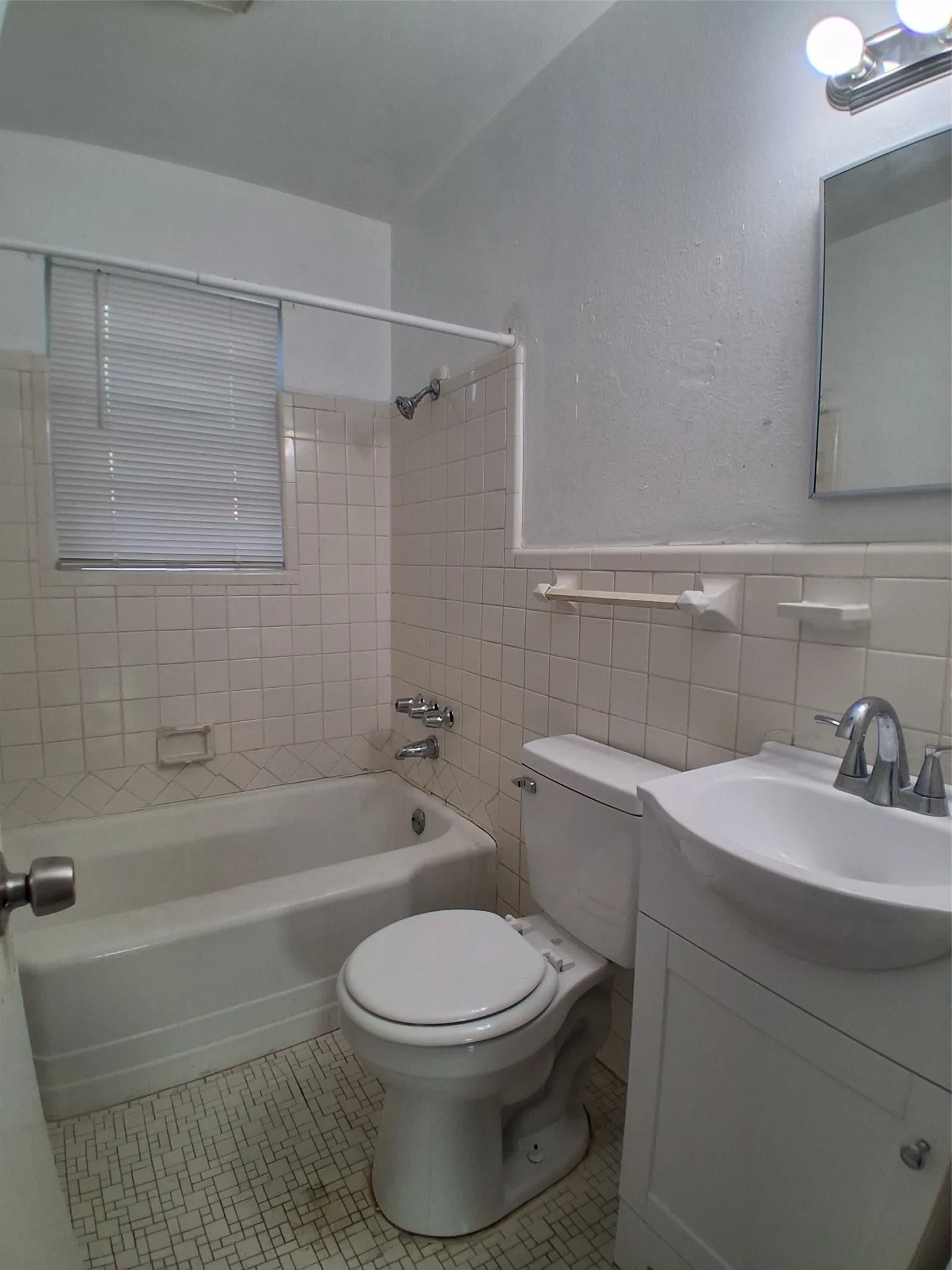 Duplex For Rent in Dallas County , 3019 Avon Street 3019, Dallas, Texas 75211, 2 Bedroom, 1 Bathroom, 1 Garage spaces, 805 Sqft, built in 1953, mls#21322396, Real Estate Agent in Dallas, Homes For Rent in Dallas county, Homes For Rent in Dallas, Realtor in Dallas Texas, Real Estate Brokerage Independent Realty Texas, Luminita Cordes Realtor
