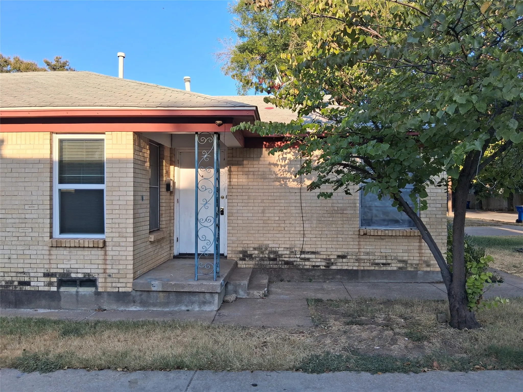 Duplex For Rent in Dallas County , 3019 Avon Street 3019, Dallas, Texas 75211, 2 Bedroom, 1 Bathroom, 1 Garage spaces, 805 Sqft, built in 1953, mls#21322396, Real Estate Agent in Dallas, Homes For Rent in Dallas county, Homes For Rent in Dallas, Realtor in Dallas Texas, Real Estate Brokerage Independent Realty Texas, Luminita Cordes Realtor