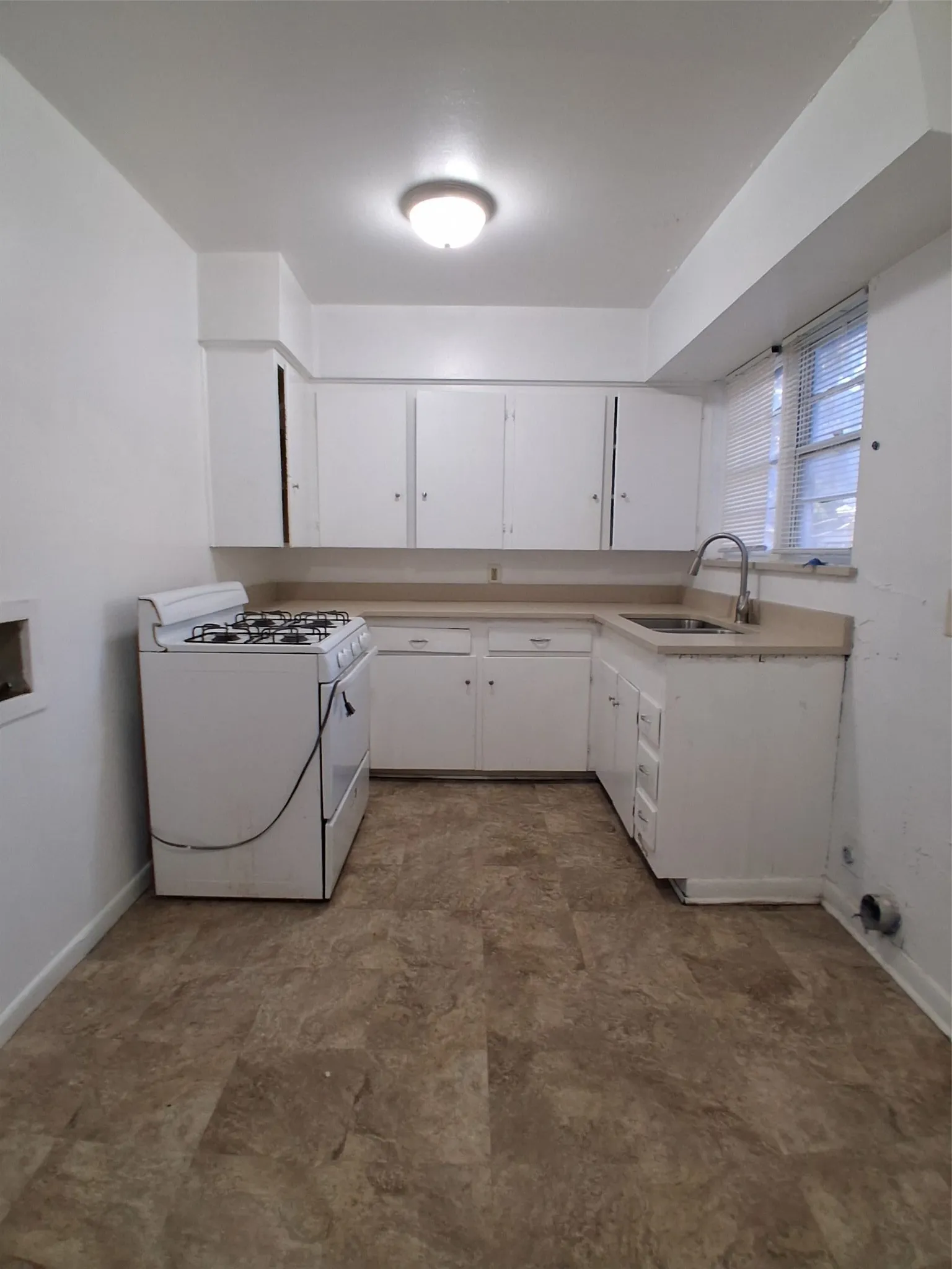 Duplex For Rent in Dallas County , 3019 Avon Street 3019, Dallas, Texas 75211, 2 Bedroom, 1 Bathroom, 1 Garage spaces, 805 Sqft, built in 1953, mls#21322396, Real Estate Agent in Dallas, Homes For Rent in Dallas county, Homes For Rent in Dallas, Realtor in Dallas Texas, Real Estate Brokerage Independent Realty Texas, Luminita Cordes Realtor
