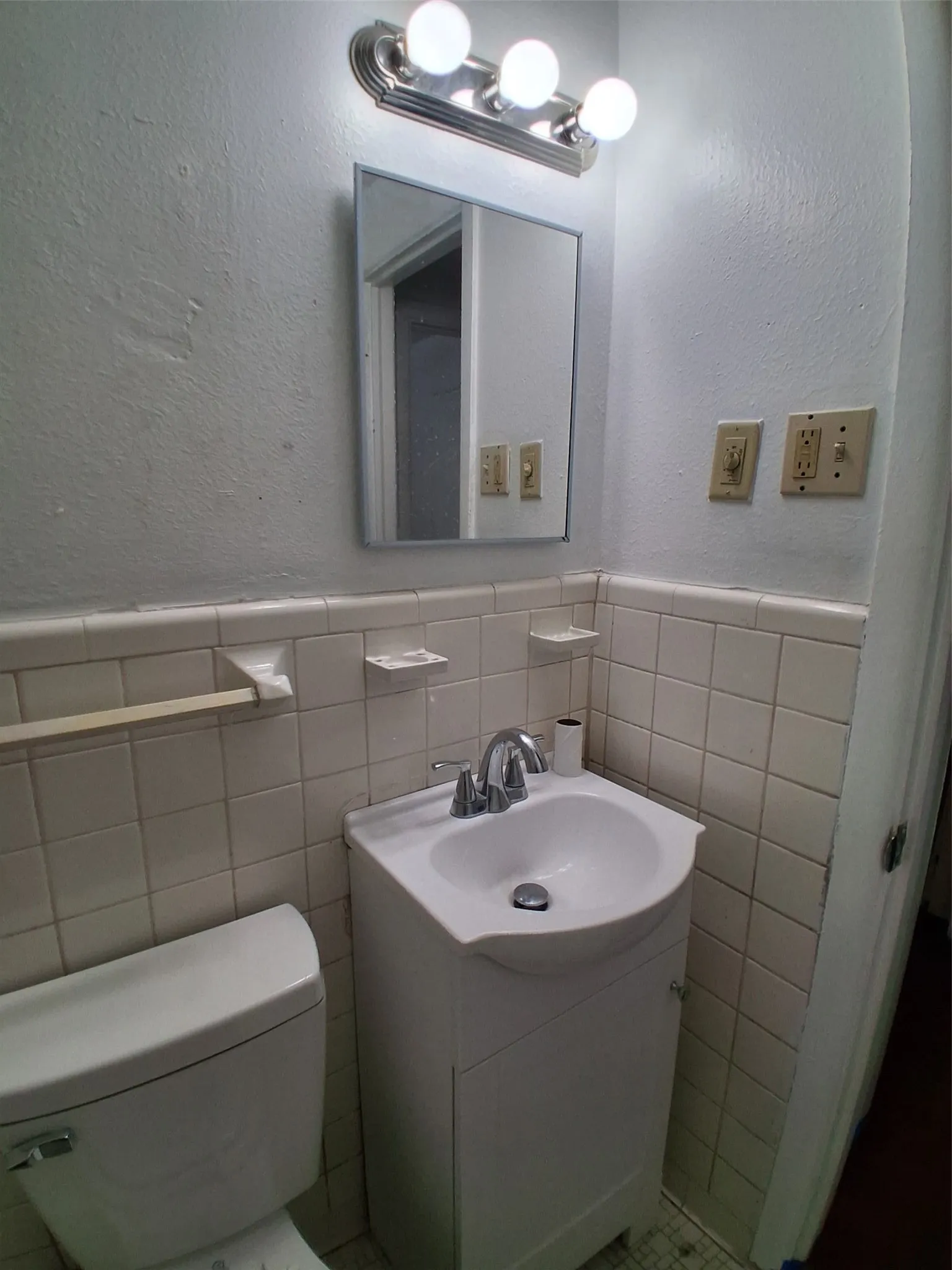 Duplex For Rent in Dallas County , 3019 Avon Street 3019, Dallas, Texas 75211, 2 Bedroom, 1 Bathroom, 1 Garage spaces, 805 Sqft, built in 1953, mls#21322396, Real Estate Agent in Dallas, Homes For Rent in Dallas county, Homes For Rent in Dallas, Realtor in Dallas Texas, Real Estate Brokerage Independent Realty Texas, Luminita Cordes Realtor