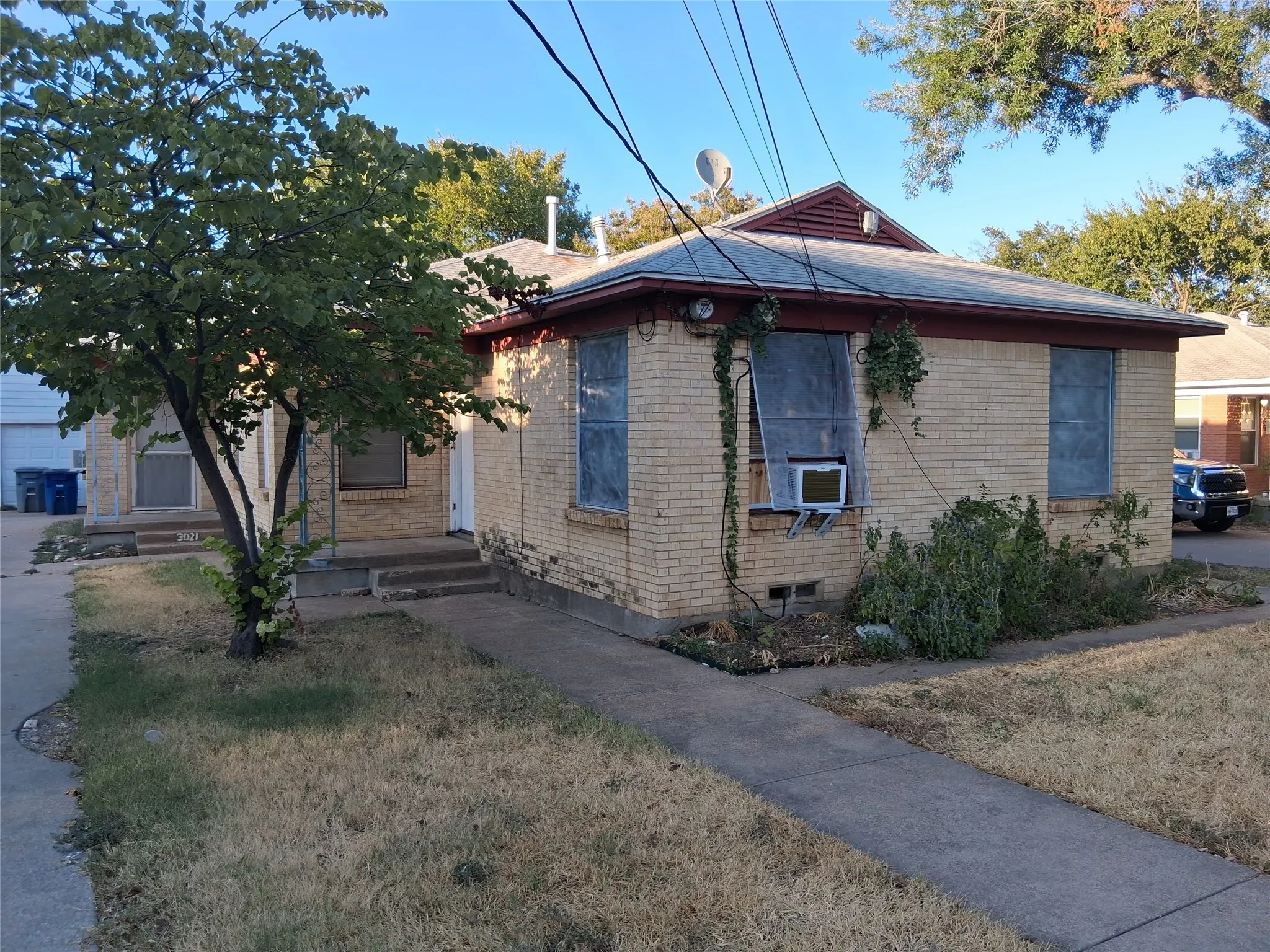 Duplex For Rent in Dallas County , 3019 Avon Street 3019, Dallas, Texas 75211, 2 Bedroom, 1 Bathroom, 1 Garage spaces, 805 Sqft, built in 1953, mls#21322396, Real Estate Agent in Dallas, Homes For Rent in Dallas county, Homes For Rent in Dallas, Realtor in Dallas Texas, Real Estate Brokerage Independent Realty Texas, Luminita Cordes Realtor