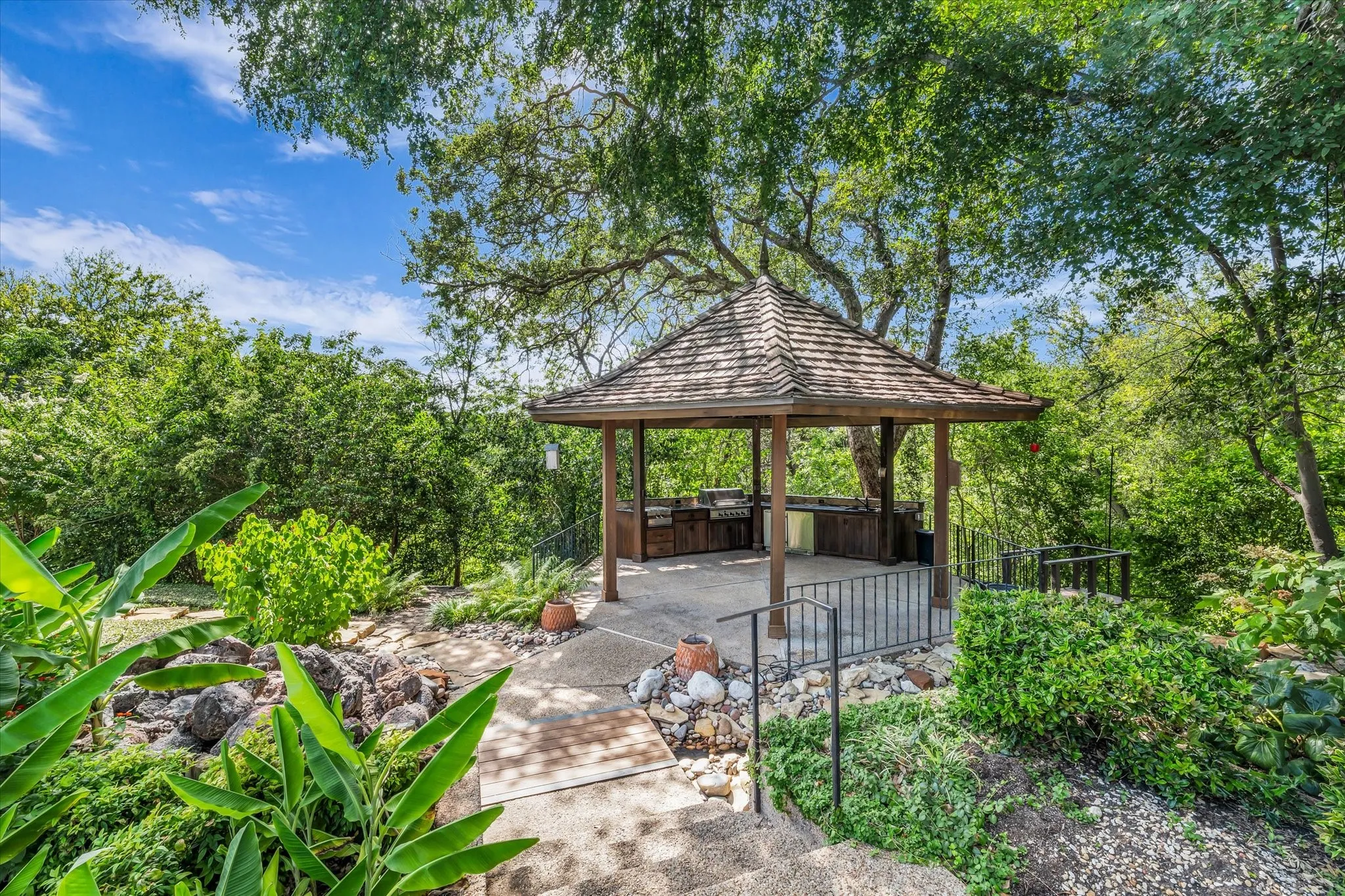 Single Family Residence For Sale in Mc Lennan County , 3716 Laguna Vista Drive, Waco, Texas 76708, 4 Bedroom, 4 Bathroom, 4 Garage spaces, 3,782 Sqft, built in 1978, mls#21321610, Real Estate Agent in Waco, Homes For Sale in Mc Lennan county, Homes For Sale in Waco, Realtor in Waco Texas, Real Estate Brokerage Independent Realty Texas, Luminita Cordes Realtor