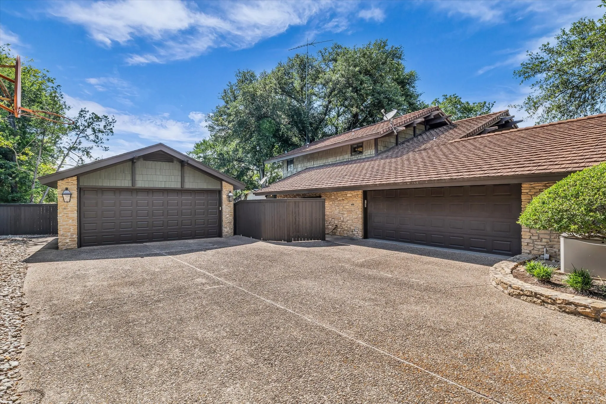 Single Family Residence For Sale in Mc Lennan County , 3716 Laguna Vista Drive, Waco, Texas 76708, 4 Bedroom, 4 Bathroom, 4 Garage spaces, 3,782 Sqft, built in 1978, mls#21321610, Real Estate Agent in Waco, Homes For Sale in Mc Lennan county, Homes For Sale in Waco, Realtor in Waco Texas, Real Estate Brokerage Independent Realty Texas, Luminita Cordes Realtor