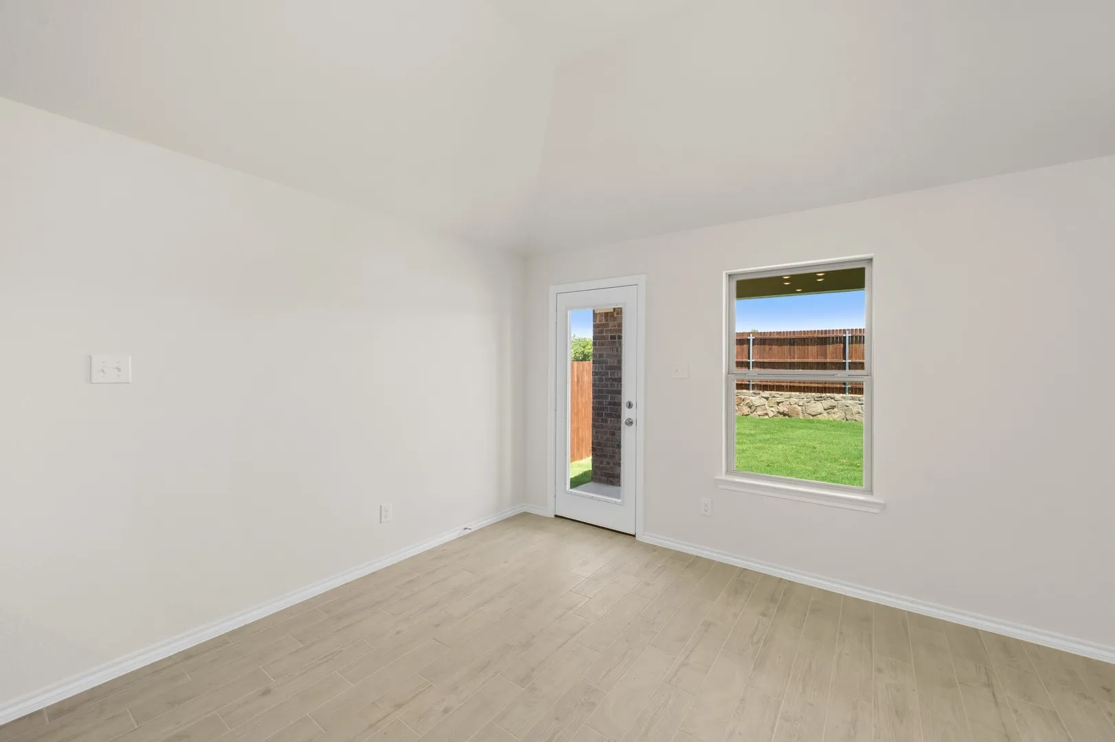 408 Comanche- Dining