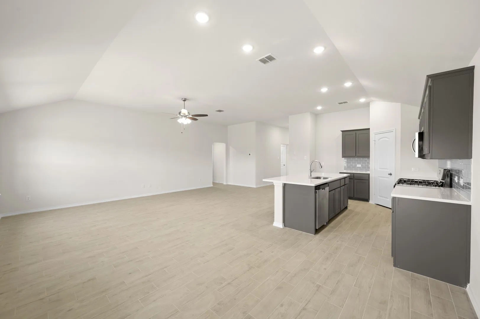 408 Comanche- Dining-2
