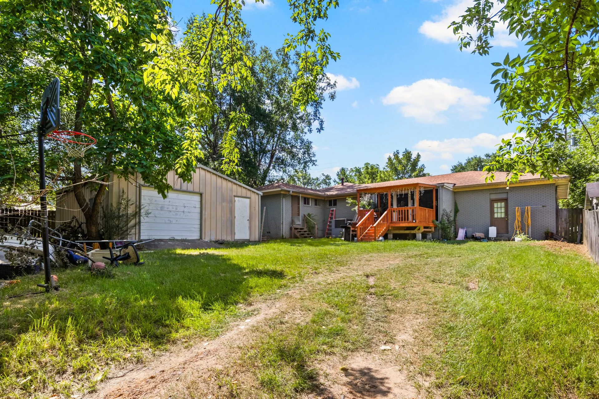 Single Family Residence For Sale in Upshur County , 720 Buffalo Street, Gilmer, Texas 75644, 3 Bedroom, 3 Bathroom, Garage spaces, 2,396 Sqft, built in 1957, mls#21322204, Real Estate Agent in Gilmer, Homes For Sale in Upshur county, Homes For Sale in Gilmer, Realtor in Gilmer Texas, Real Estate Brokerage Independent Realty Texas, Luminita Cordes Realtor