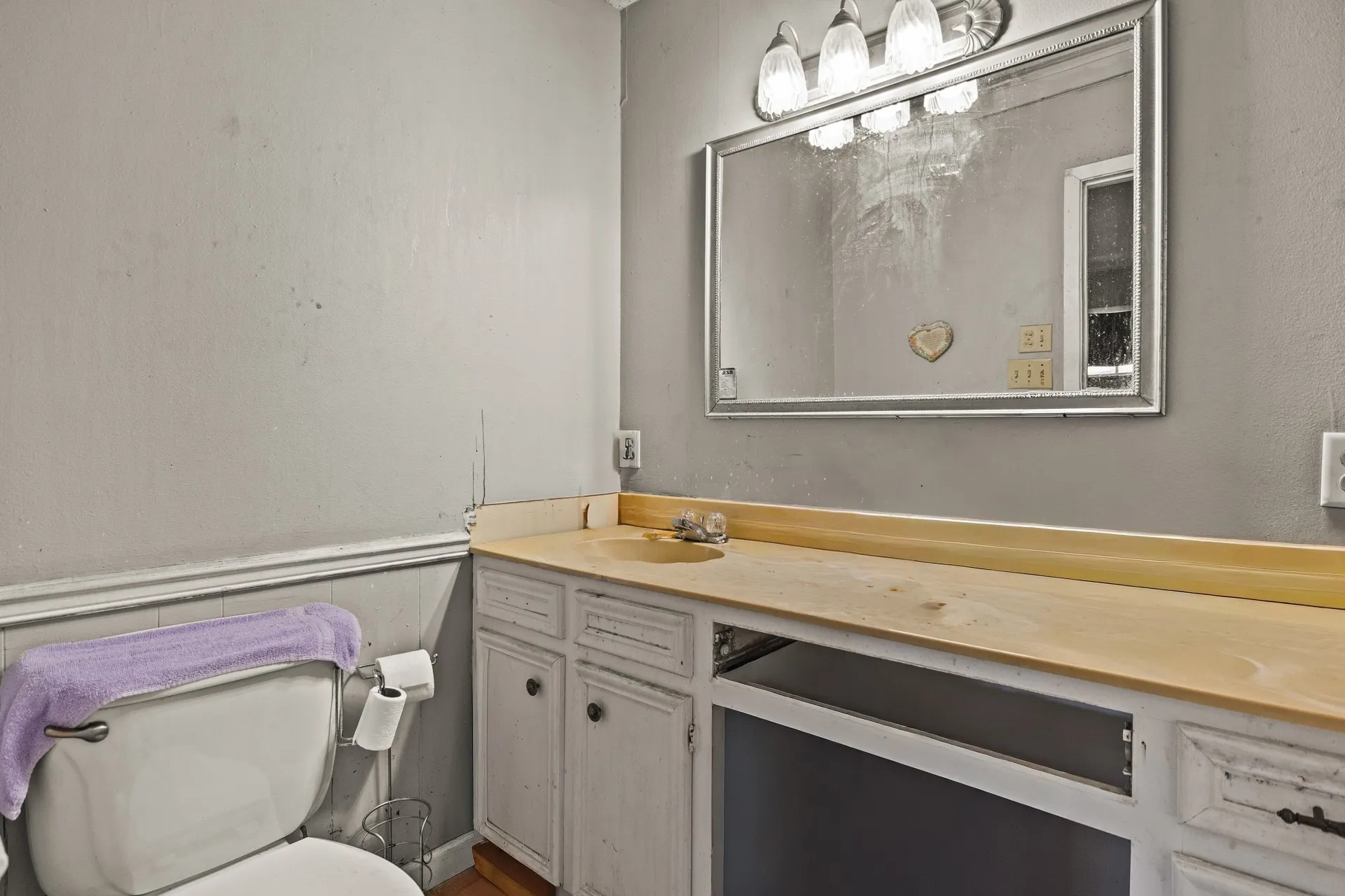 Single Family Residence For Sale in Upshur County , 720 Buffalo Street, Gilmer, Texas 75644, 3 Bedroom, 3 Bathroom, Garage spaces, 2,396 Sqft, built in 1957, mls#21322204, Real Estate Agent in Gilmer, Homes For Sale in Upshur county, Homes For Sale in Gilmer, Realtor in Gilmer Texas, Real Estate Brokerage Independent Realty Texas, Luminita Cordes Realtor