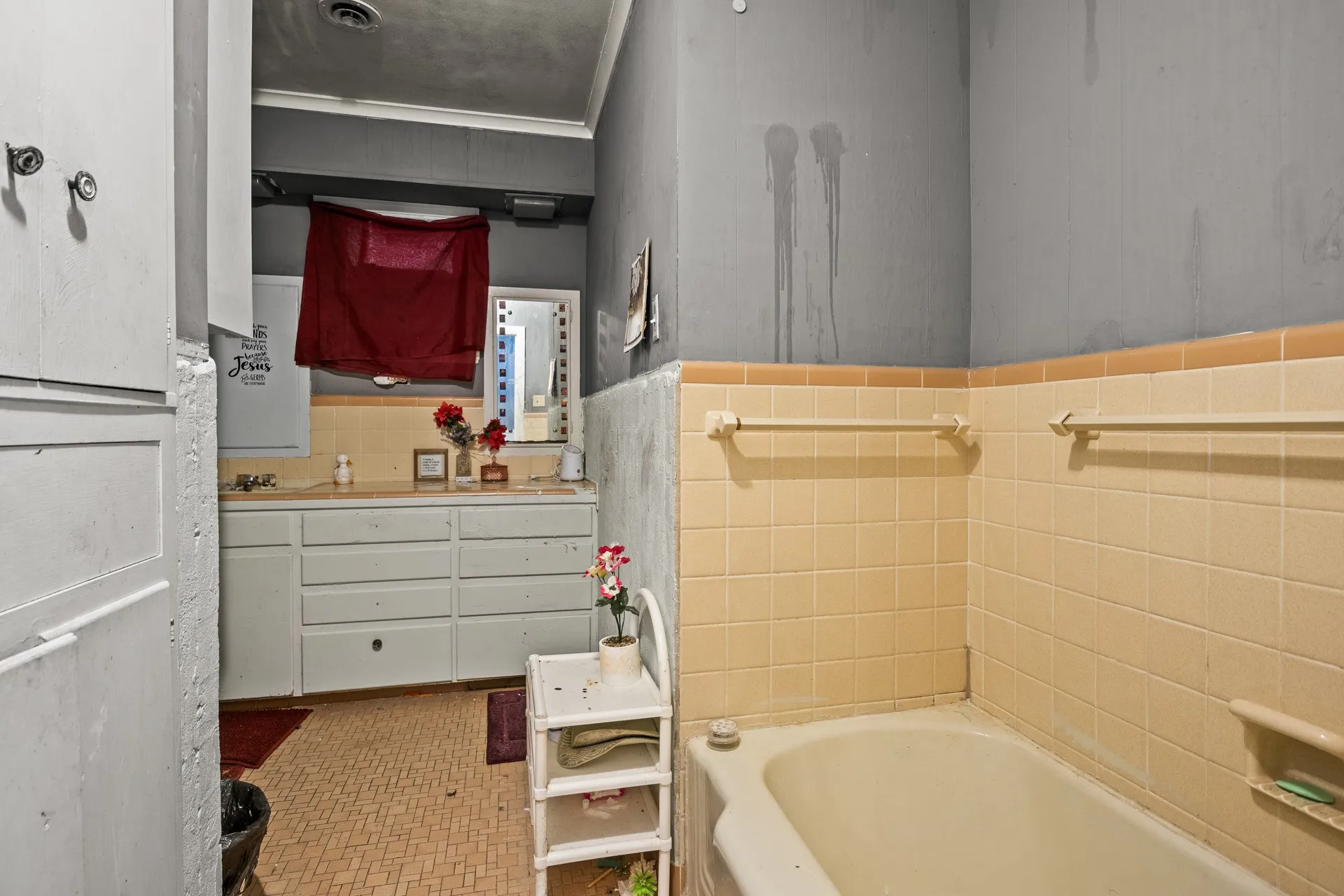 Single Family Residence For Sale in Upshur County , 720 Buffalo Street, Gilmer, Texas 75644, 3 Bedroom, 3 Bathroom, Garage spaces, 2,396 Sqft, built in 1957, mls#21322204, Real Estate Agent in Gilmer, Homes For Sale in Upshur county, Homes For Sale in Gilmer, Realtor in Gilmer Texas, Real Estate Brokerage Independent Realty Texas, Luminita Cordes Realtor
