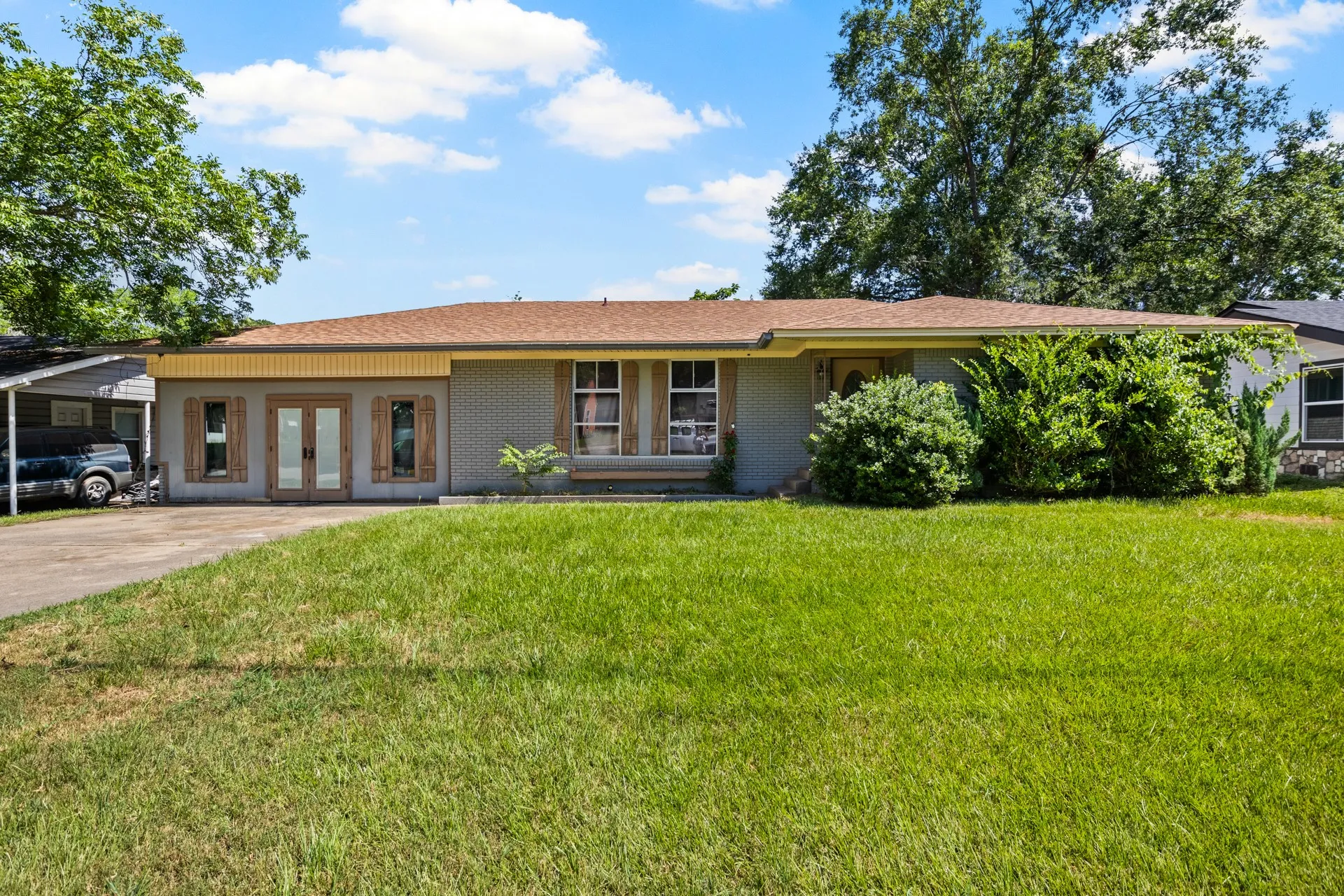 Single Family Residence For Sale in Upshur County , 720 Buffalo Street, Gilmer, Texas 75644, 3 Bedroom, 3 Bathroom, Garage spaces, 2,396 Sqft, built in 1957, mls#21322204, Real Estate Agent in Gilmer, Homes For Sale in Upshur county, Homes For Sale in Gilmer, Realtor in Gilmer Texas, Real Estate Brokerage Independent Realty Texas, Luminita Cordes Realtor