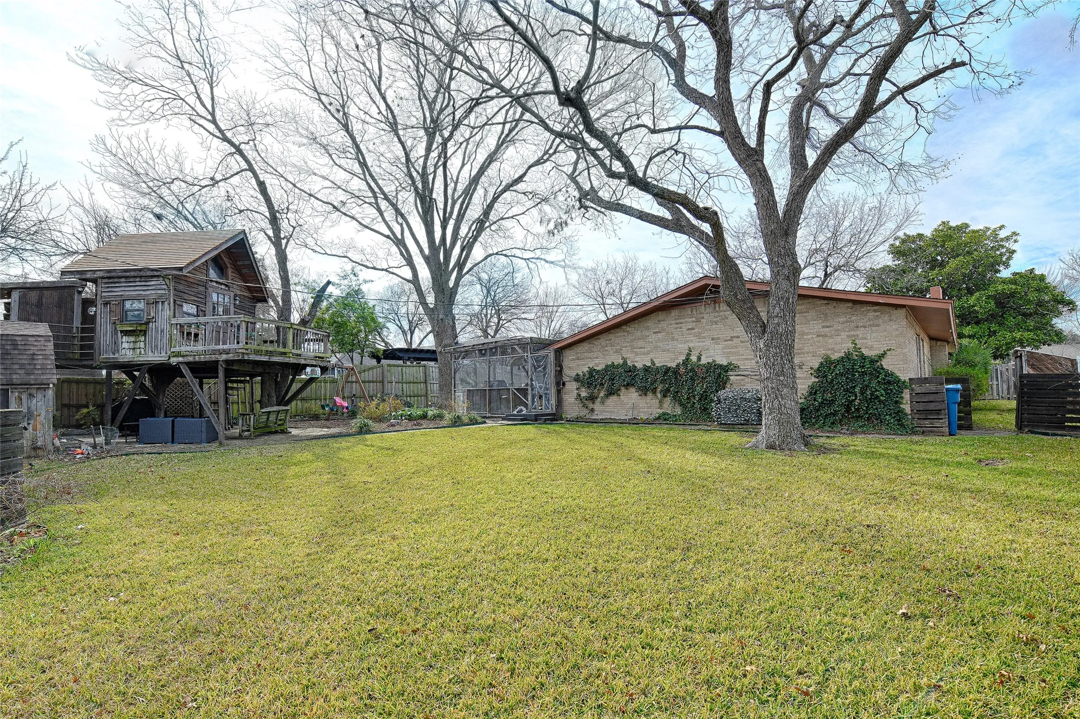 Single Family Residence For Sale in Dallas County , 112 Cloudcrest Drive, De Soto, Texas 75115, 4 Bedroom, 3 Bathroom, Garage spaces, 2,432 Sqft, built in 1964, mls#21322393, Real Estate Agent in De Soto, Homes For Sale in Dallas county, Homes For Sale in De Soto, Realtor in De Soto Texas, Real Estate Brokerage Independent Realty Texas, Luminita Cordes Realtor