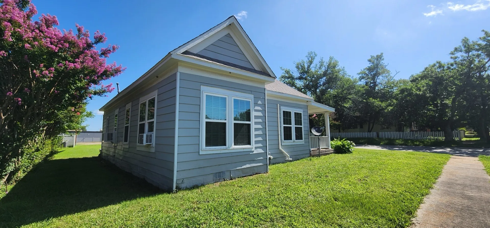 Single Family Residence For Sale in Limestone County , 108 S Bonham Street, Mexia, Texas 76667, 2 Bedroom, 1 Bathroom, Garage spaces, 1,088 Sqft, built in 1963, mls#21318347, Real Estate Agent in Mexia, Homes For Sale in Limestone county, Homes For Sale in Mexia, Realtor in Mexia Texas, Real Estate Brokerage Independent Realty Texas, Luminita Cordes Realtor