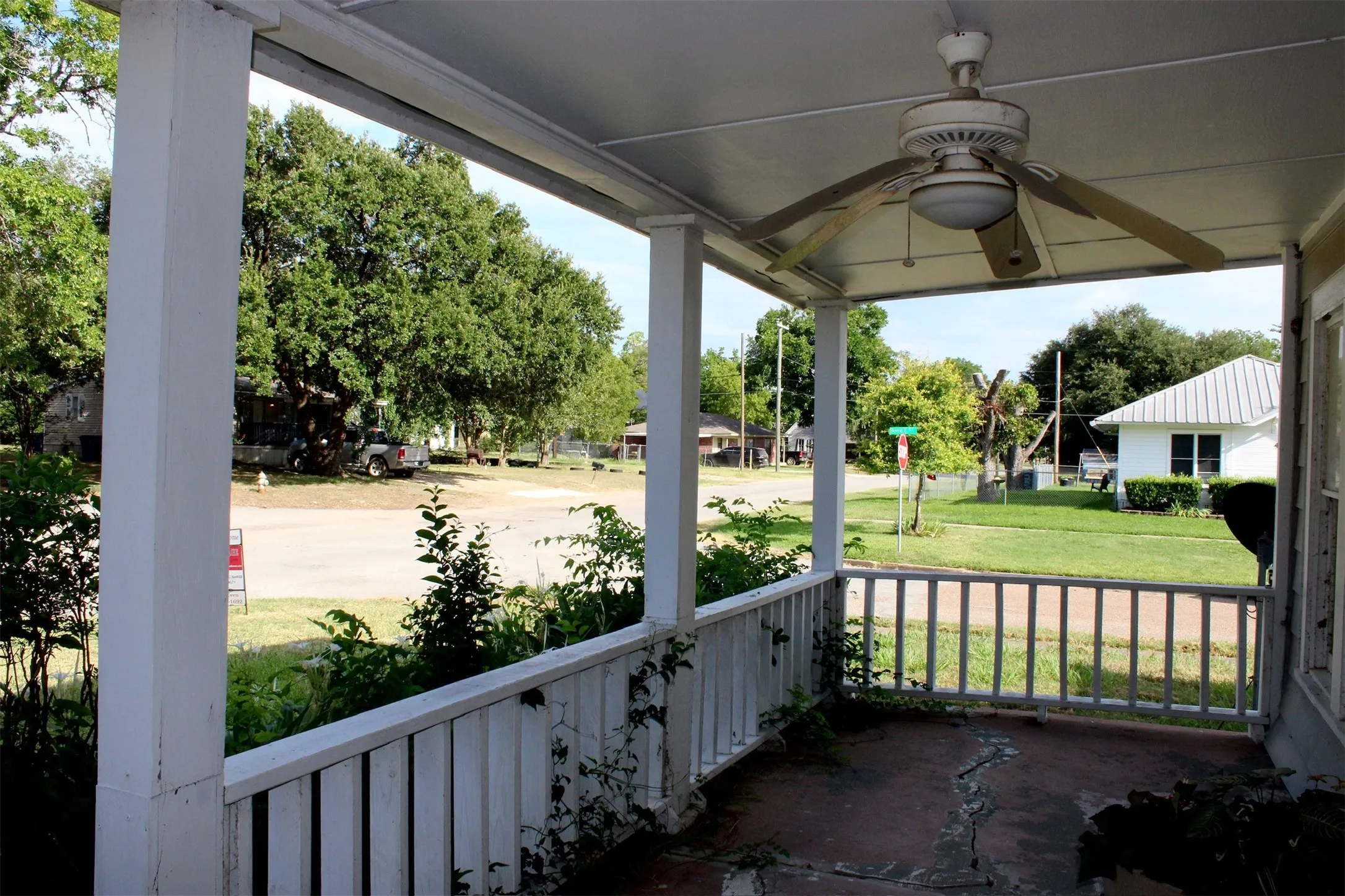 Single Family Residence For Sale in Limestone County , 108 S Bonham Street, Mexia, Texas 76667, 2 Bedroom, 1 Bathroom, Garage spaces, 1,088 Sqft, built in 1963, mls#21318347, Real Estate Agent in Mexia, Homes For Sale in Limestone county, Homes For Sale in Mexia, Realtor in Mexia Texas, Real Estate Brokerage Independent Realty Texas, Luminita Cordes Realtor